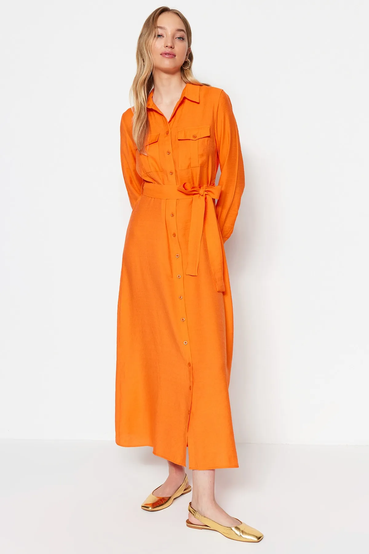 Trendyol Modest  Orangefarbenes, gewebtes Hemdkleid in Leinenoptik mit Gürteltaschen und detaillierten Details TCTSS23EB00059