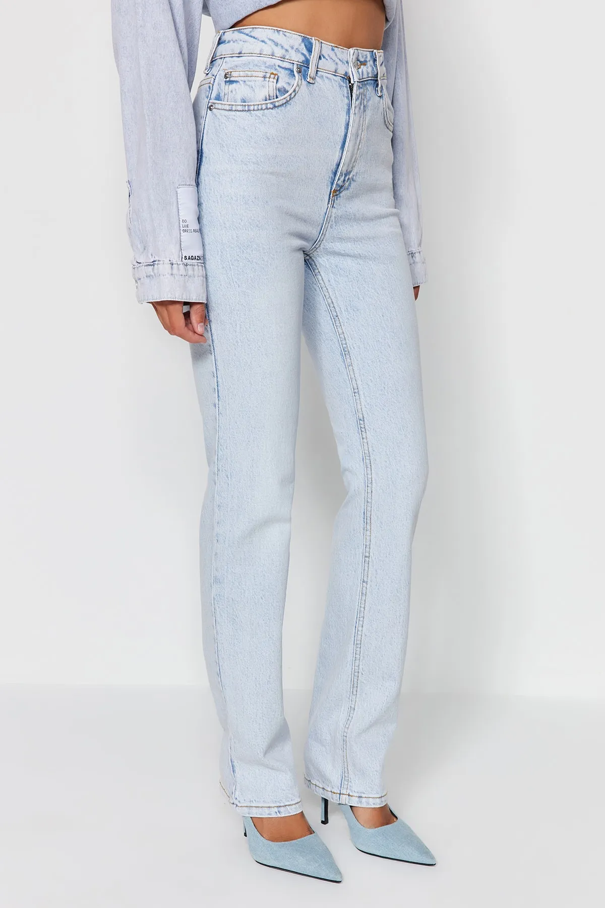 Trendyol Collection  Hellblaue Schlagjeans mit hoher Taille TWOAW23JE00657