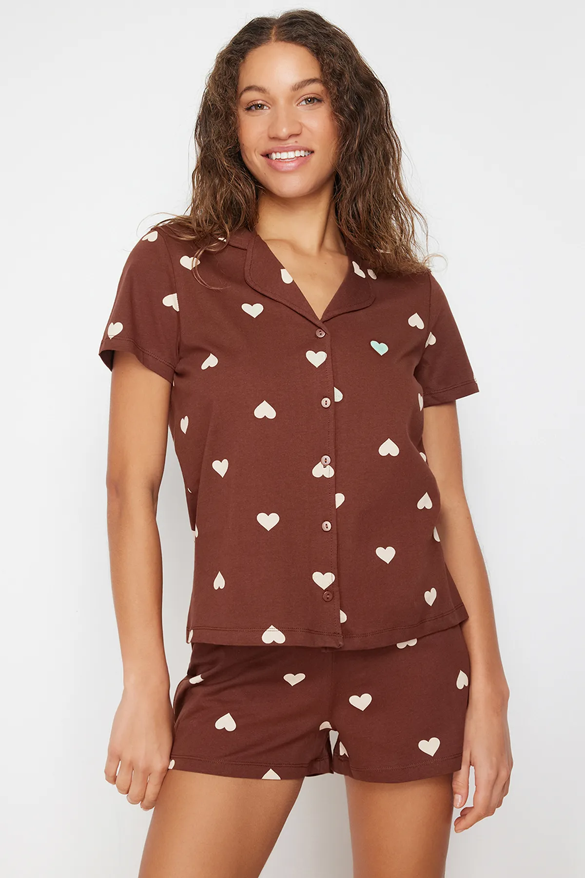Trendyol Collection  Braunes, gestricktes Pyjama-Set mit Hemd und Shorts aus 100 % Baumwolle mit Herzmuster THMSS21PT0756