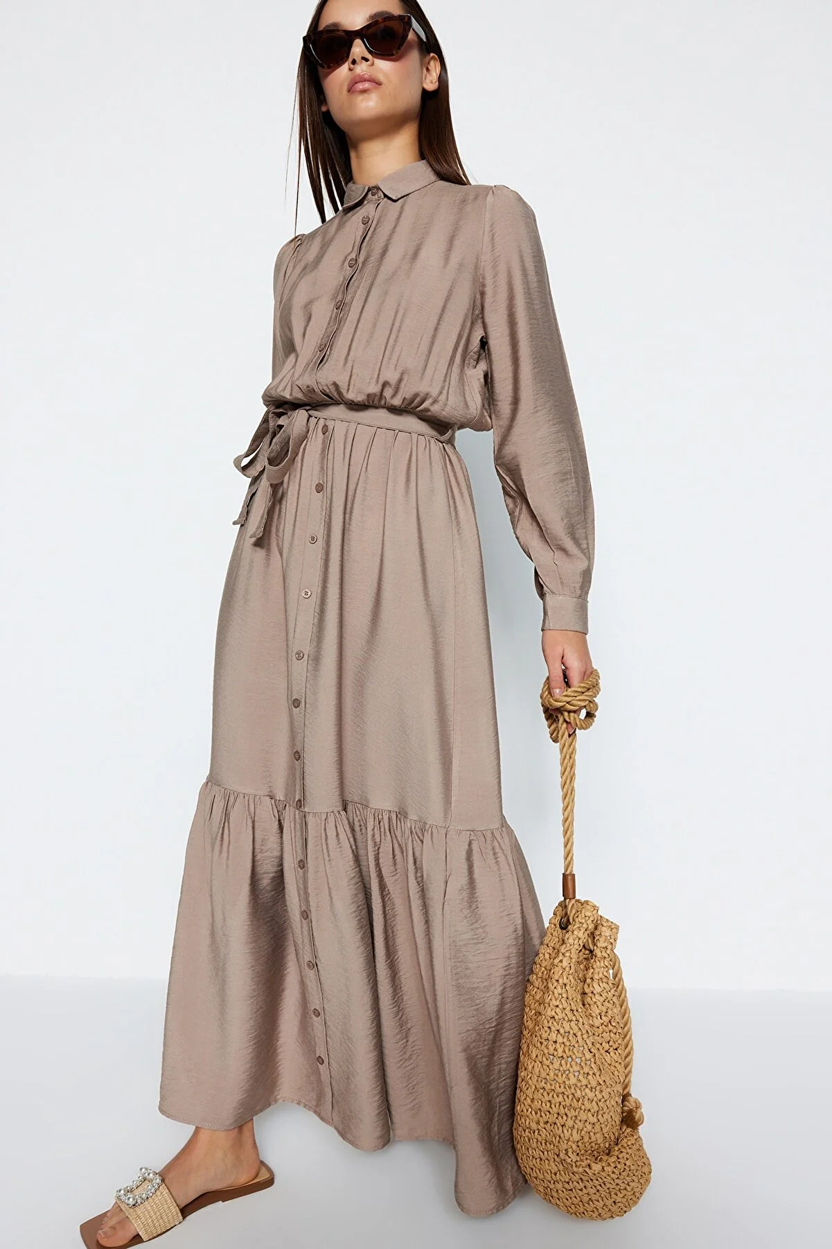Trendyol Modest  Nerzfarbenes Hemdblusenkleid mit Schultergurt, detailliertem Rock und Volant TCTSS21EL3887