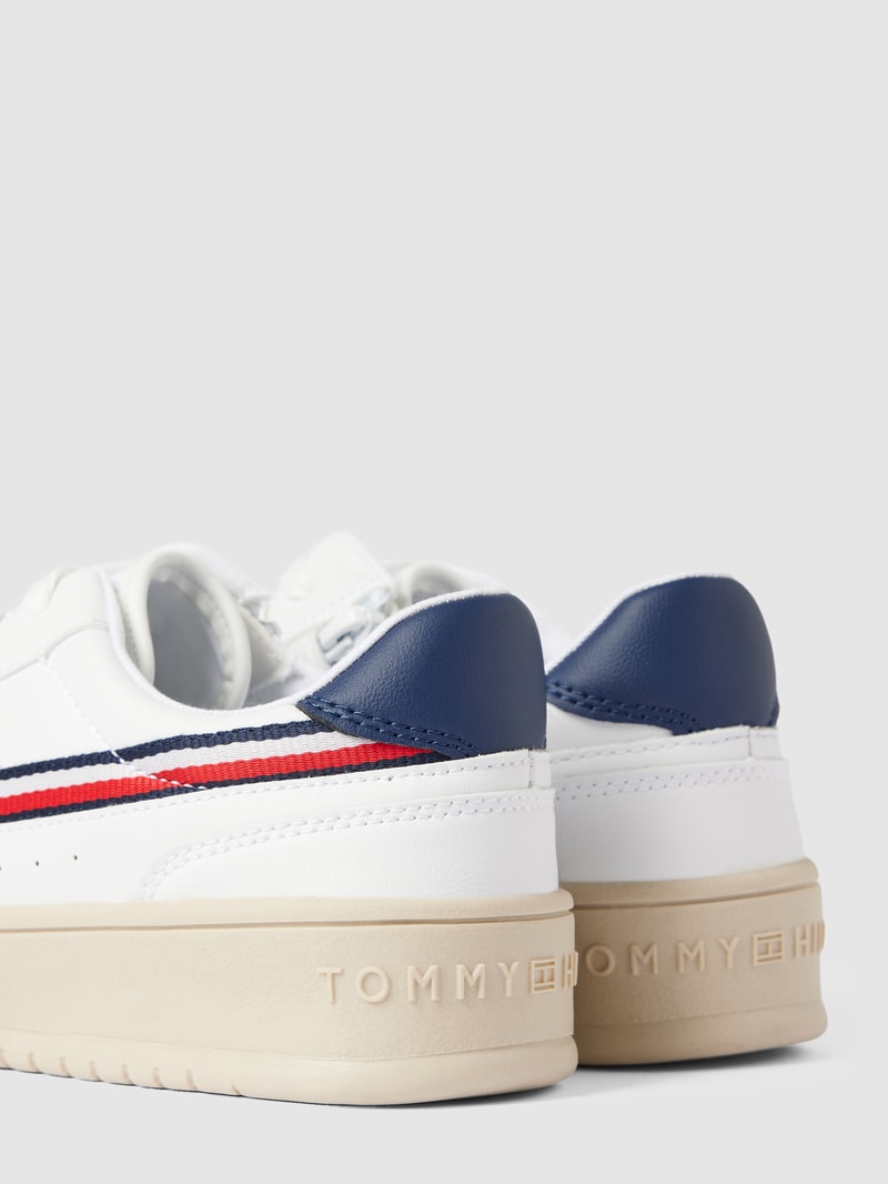 Sneaker mit Label-Details in weiß