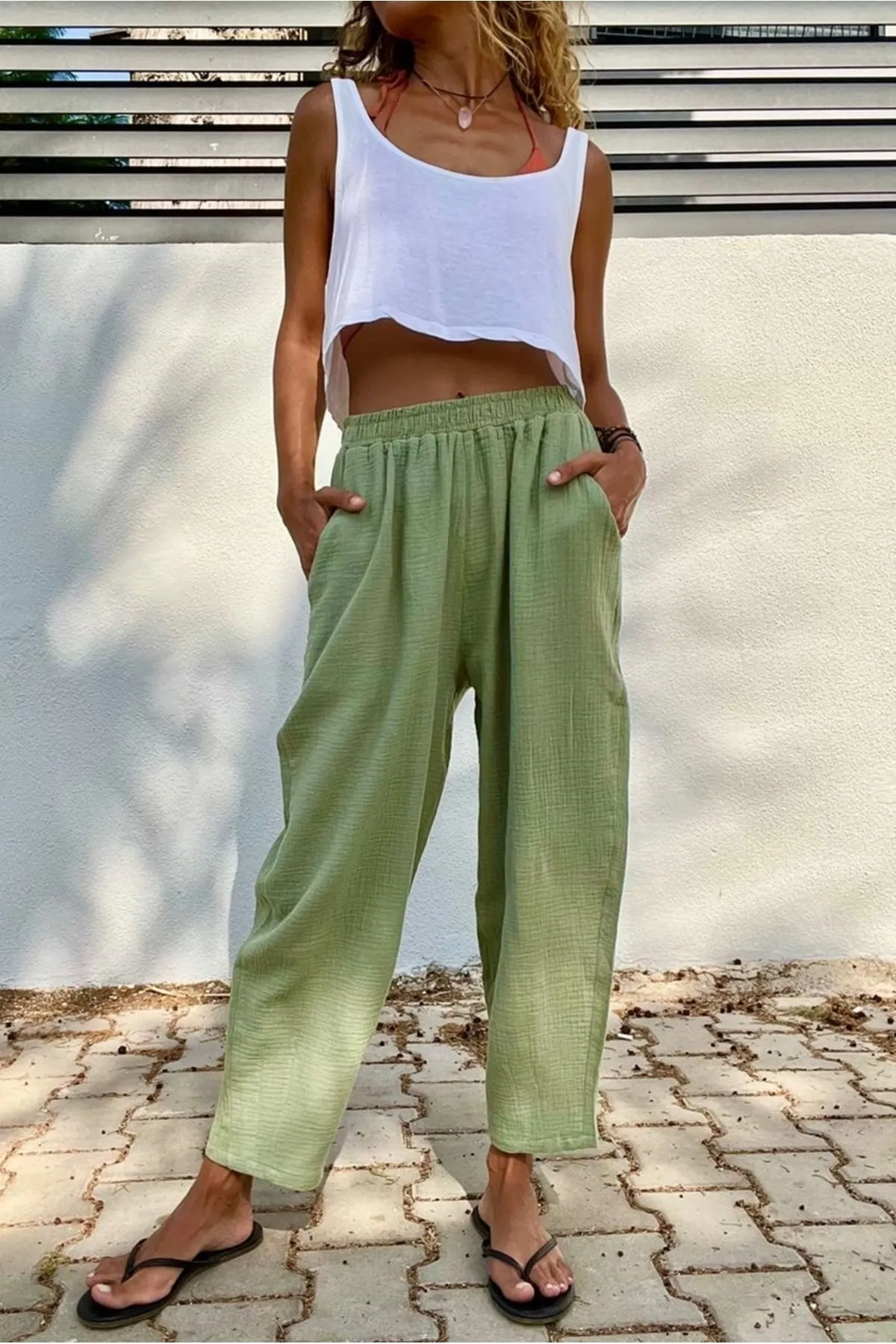 Güneşkızı  Khakifarbene Musselin-Hose mit elastischer Taille und Tasche für Damen Bst3416