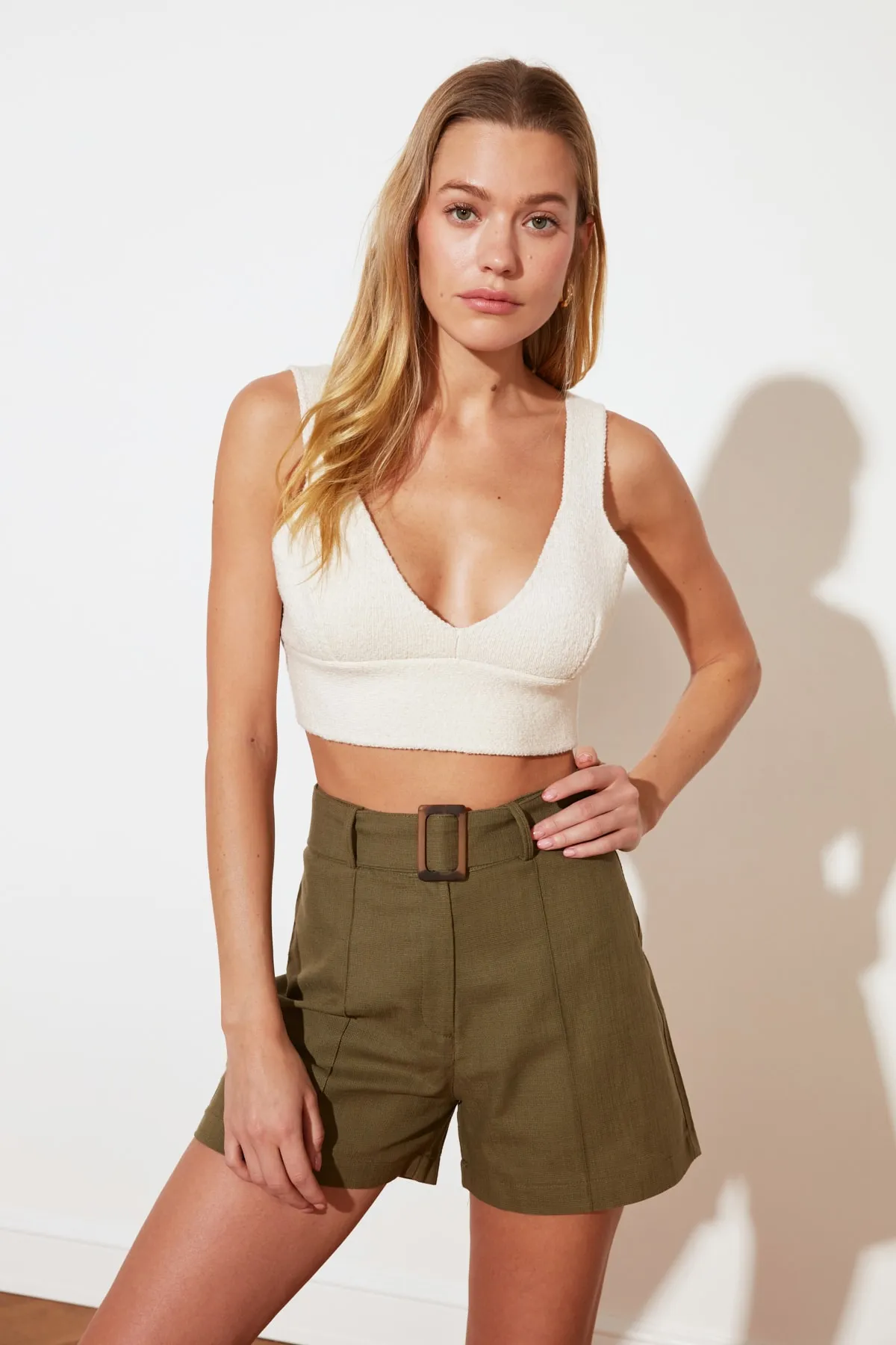 Trendyol Collection  Khakifarbene gewebte Shorts mit Gürteldetail TWOSS19IE0062