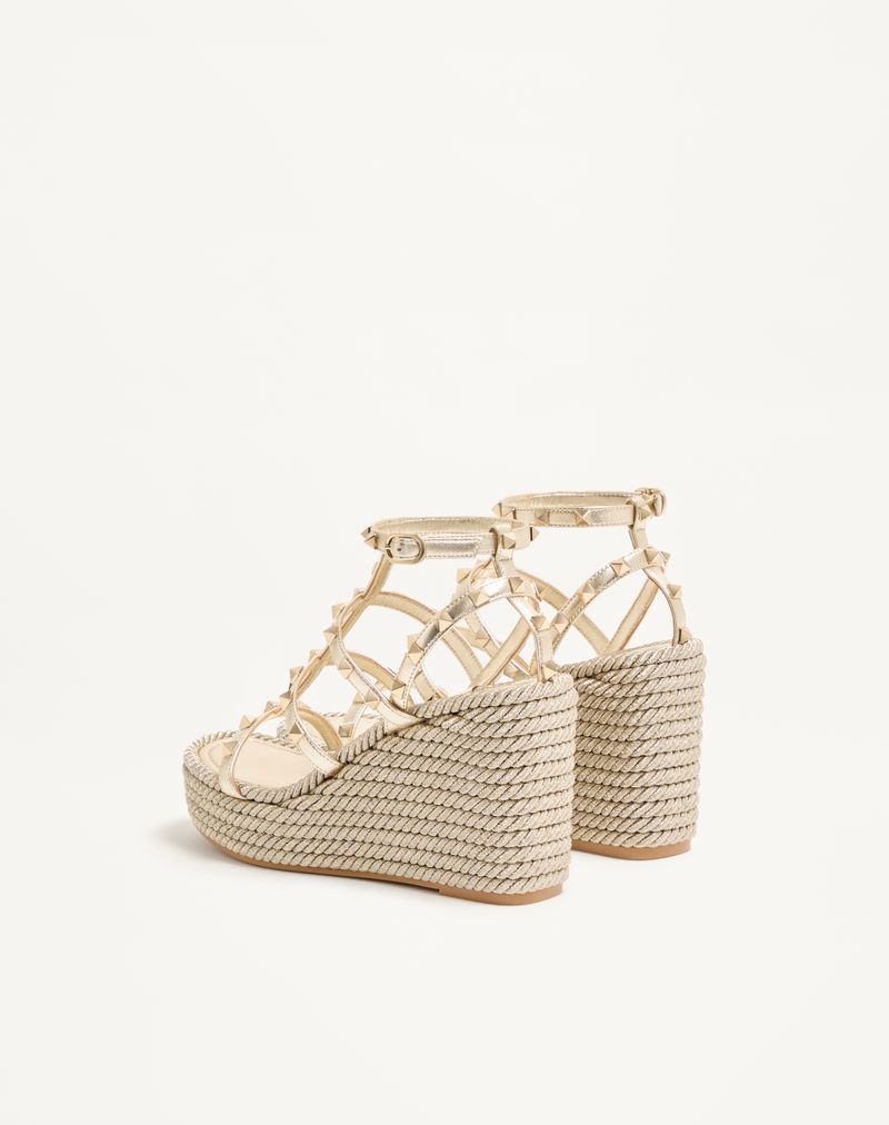 Sandália plataforma Rockstud em couro napa laminado 95mm