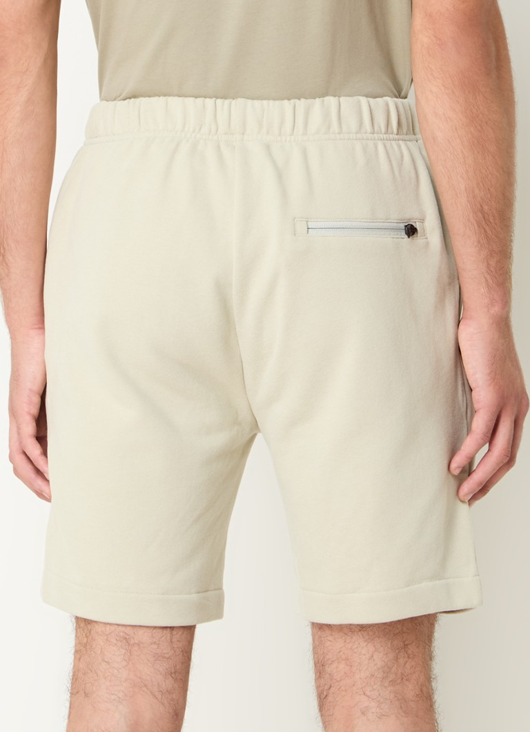 Pantaloni scurți sport Fred Perry culoarea piersicii, croială dreaptă, cu logo brodat.
