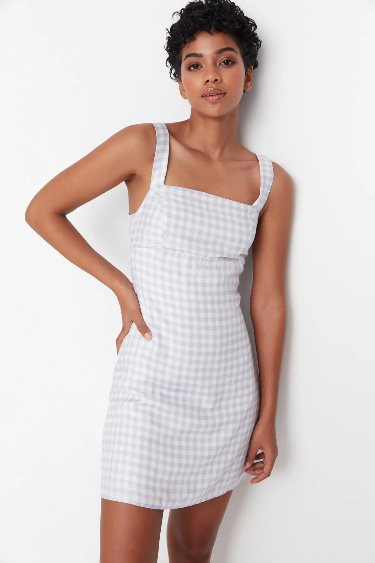Trendyol Collection  Lilafarbenes Kleid aus Webstoff mit Karomuster am Rücken TWOSS22EL00745