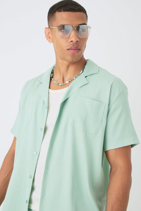 Kurzärmliges Oversize Satin-Hemd & Shorts