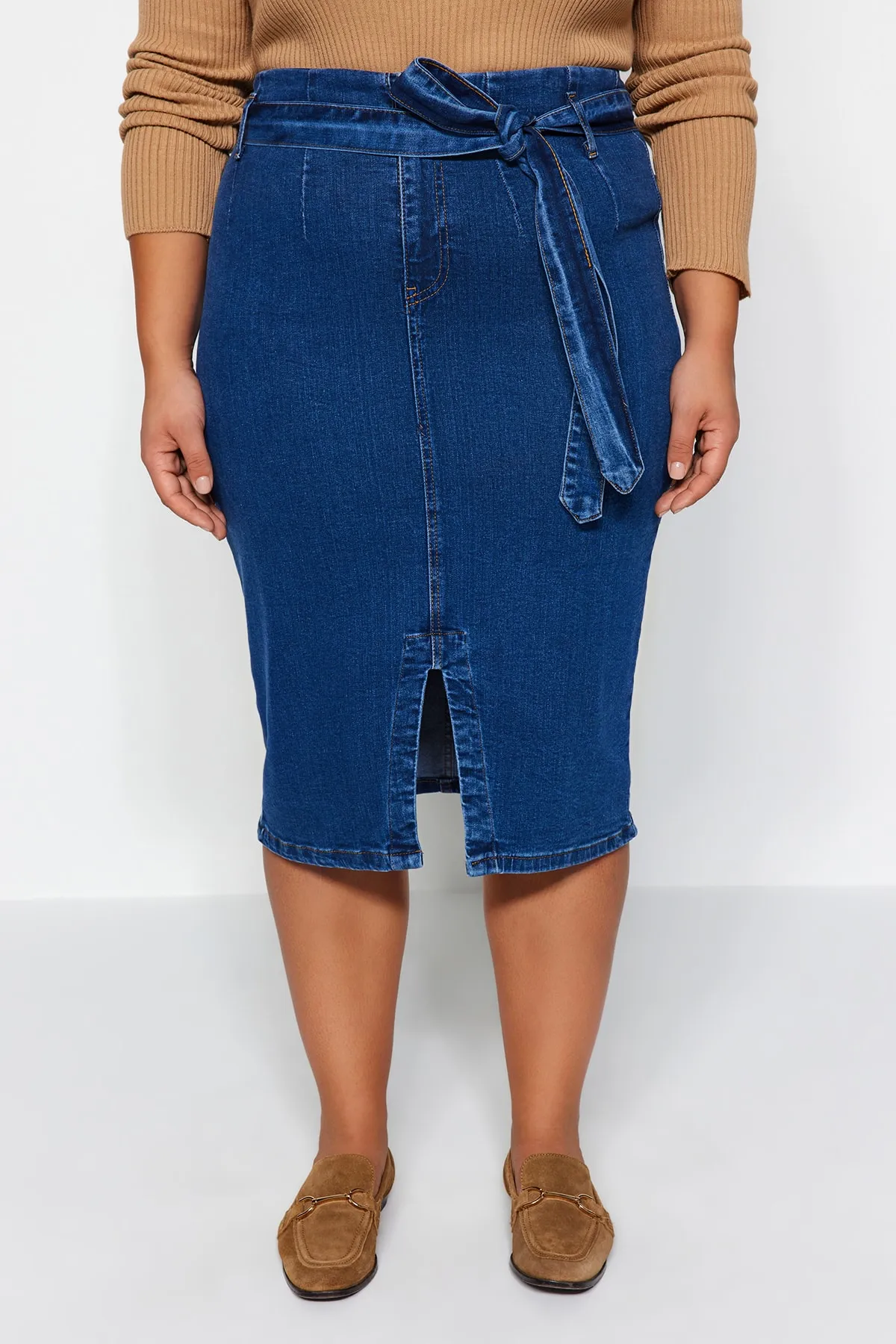 Trendyol Curve  Hellblauer, geschlitzter Jeansrock mit hohem Bund und Gürtel TBSSS23AZ00017