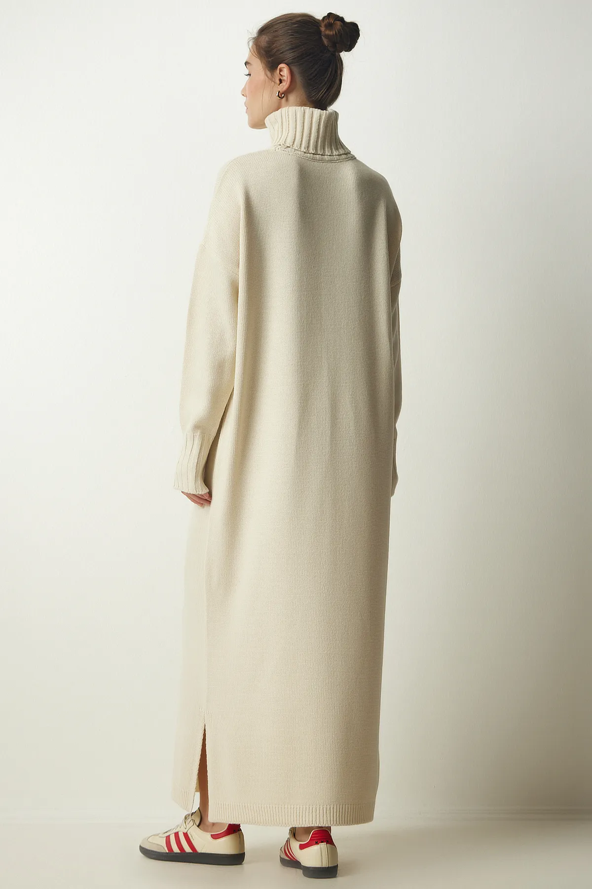 Happiness İstanbul  Cremefarbenes Damen-Strickkleid mit Rollkragen und Schlitz, PF00042