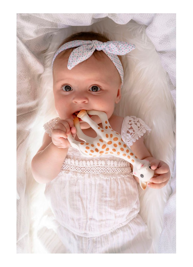 Sophie-kirahvi So Pure -purulelu lahjapakkauksessa