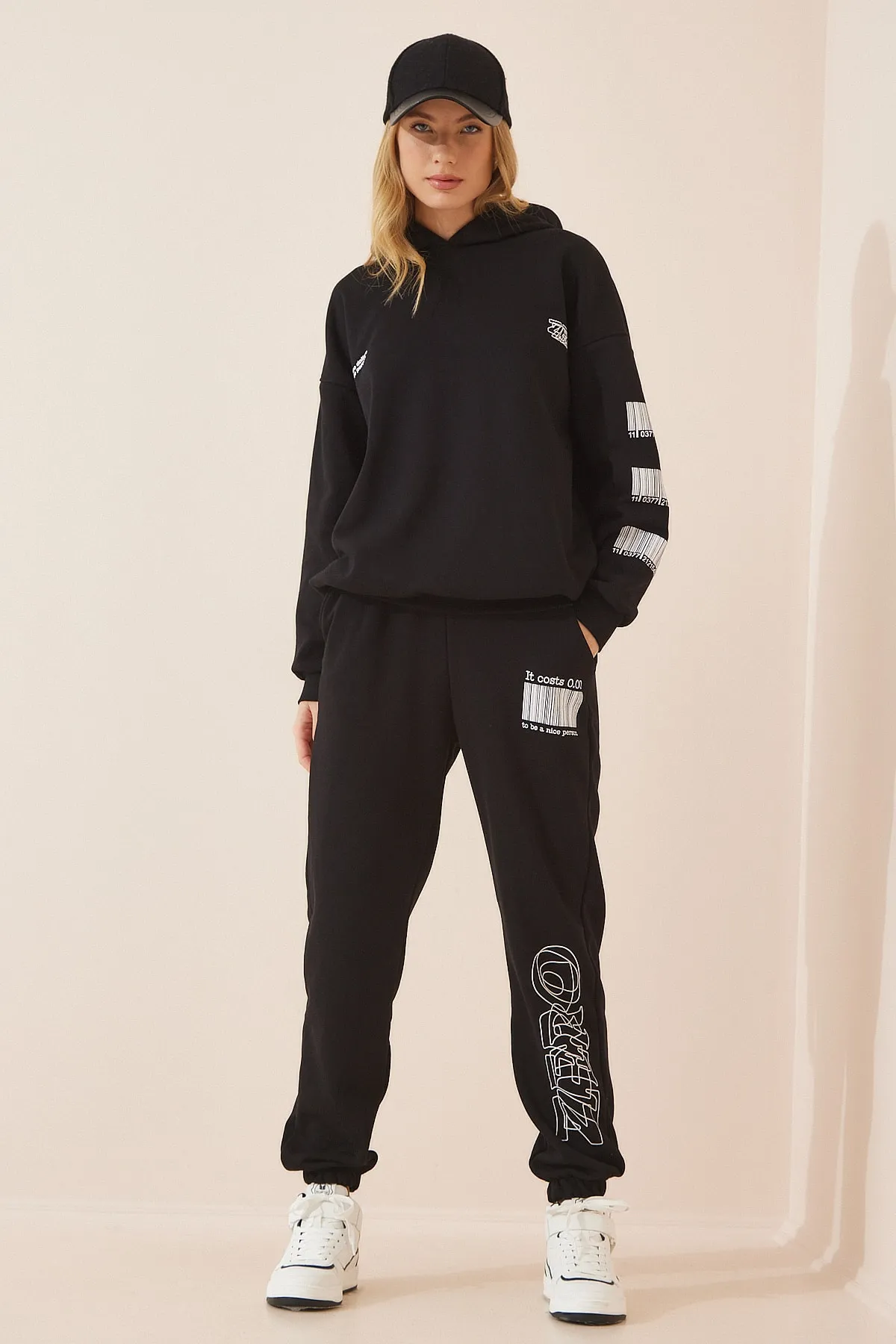 Happiness İstanbul  Schwarzer bedruckter Oversize-Strick-Trainingsanzug mit Kapuze für Damen CR00391