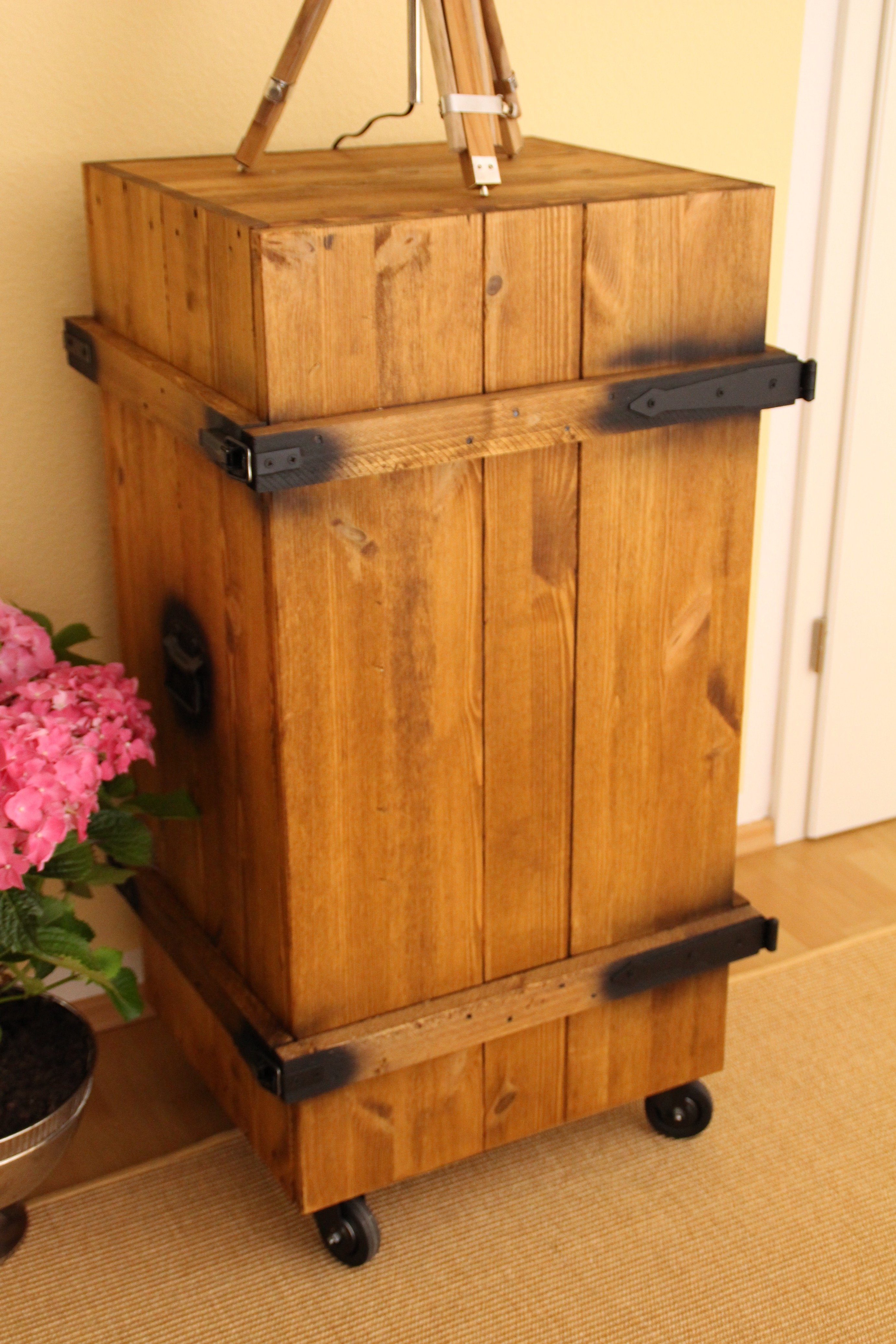 Uncle Joe´s Barschrank im stylishen Truhen-Design