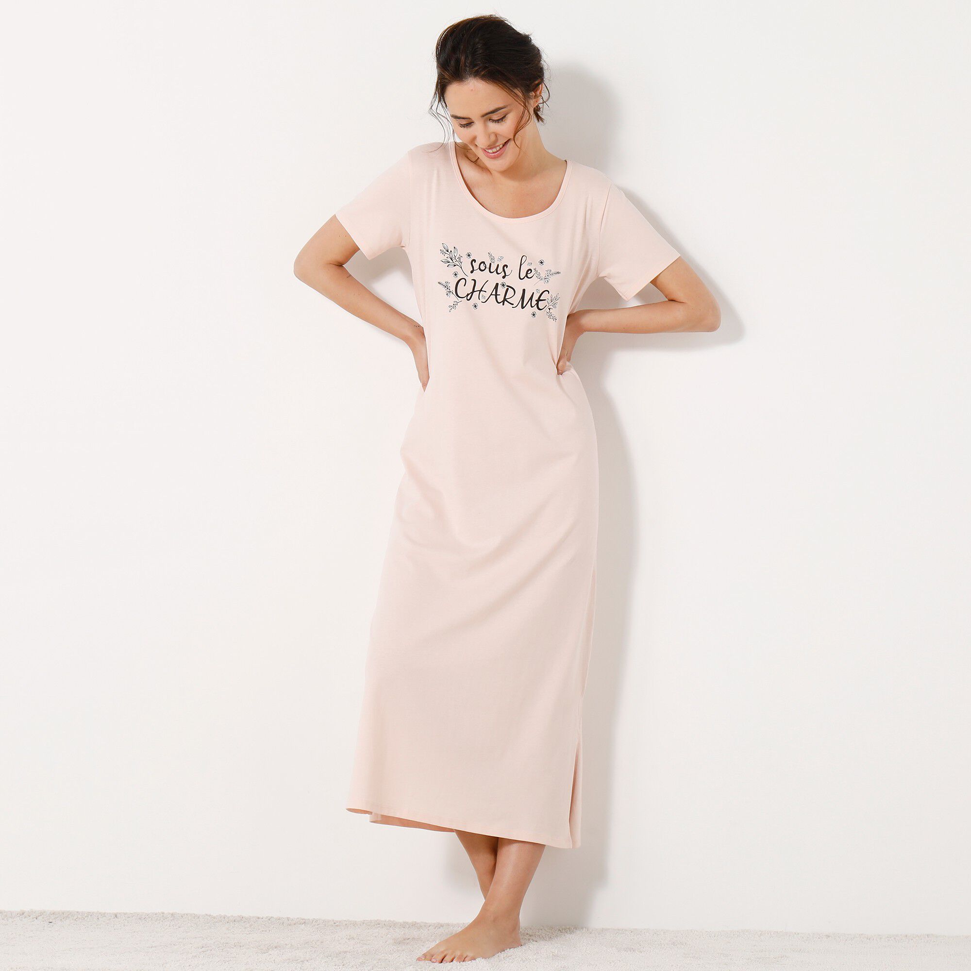 Chemise de nuit longue manches courtes motif «sous le charme »