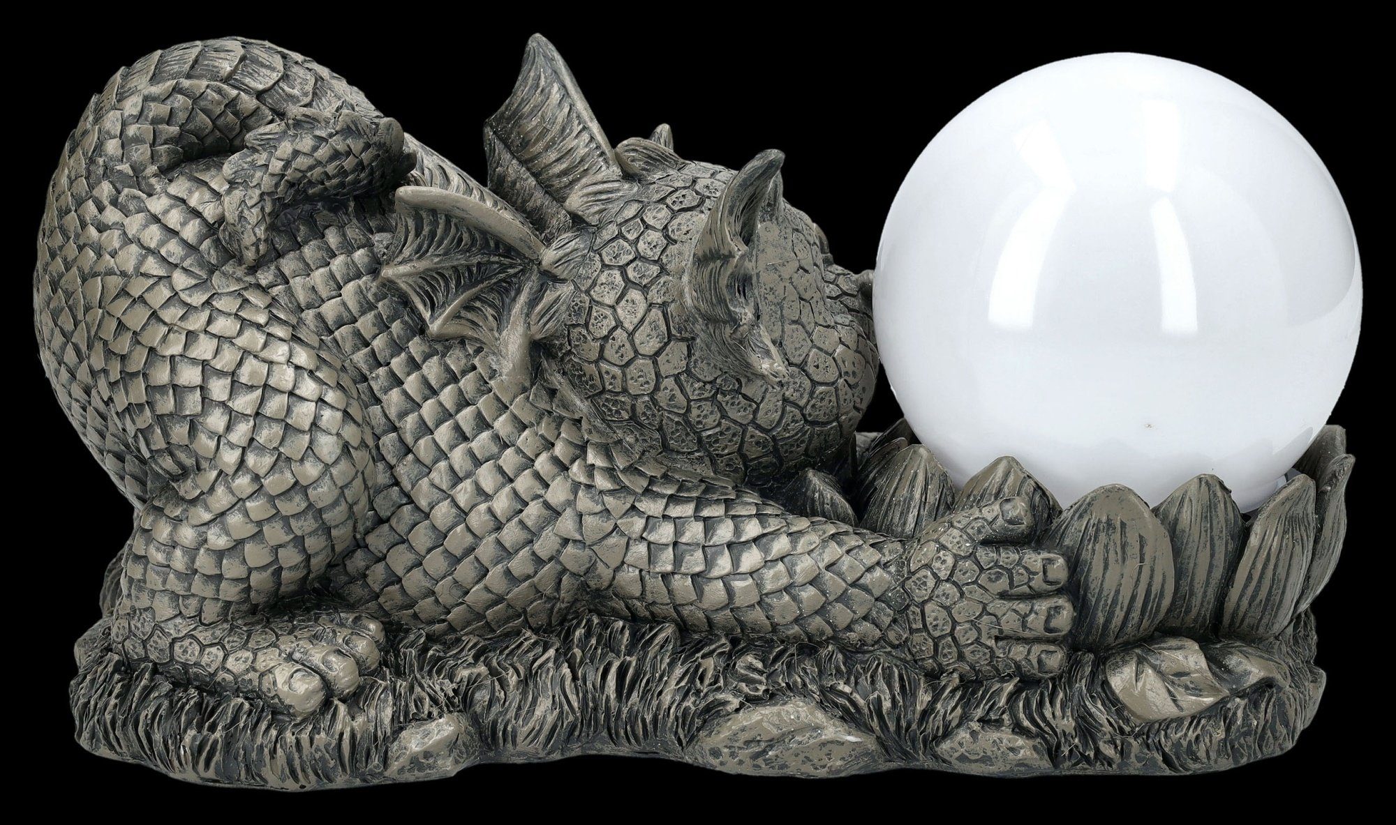 Figuren Shop GmbH Gartenfigur Garten Figur - Drache spielt mir Solarlampe - Gartenfigur Fantasy Dekofigur