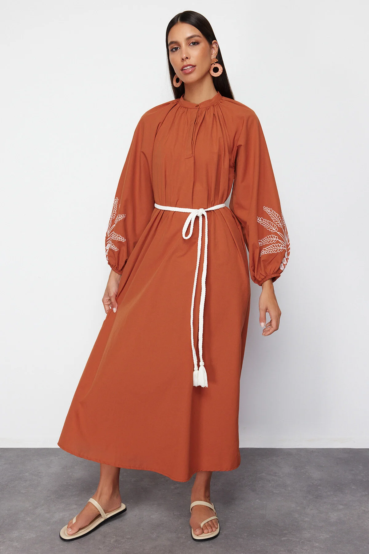 Trendyol Modest  Zimtfarbenes, ungefüttertes, besticktes / besticktes, gewebtes Hijab-Kleid aus Terrycotton TCTSS24EB00213