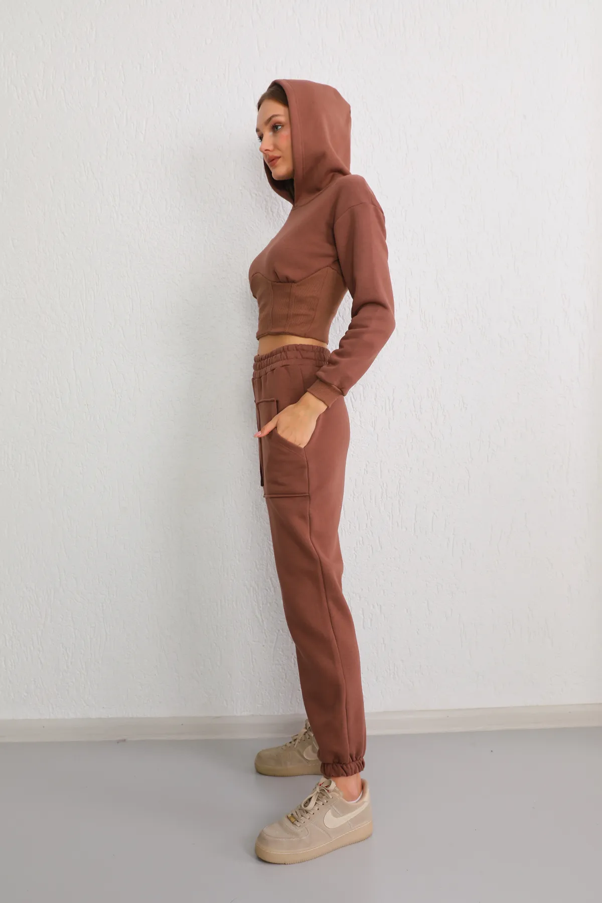 BİKELİFE  Braunes, kurzes Sweat-Trainingsanzug-Set mit Korsett-Detail - Three Thread