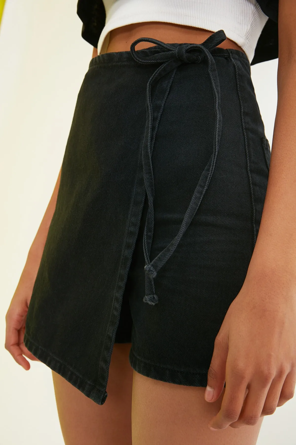 Trendyol Collection  Schwarze asymmetrische Jeansshorts und Bermuda