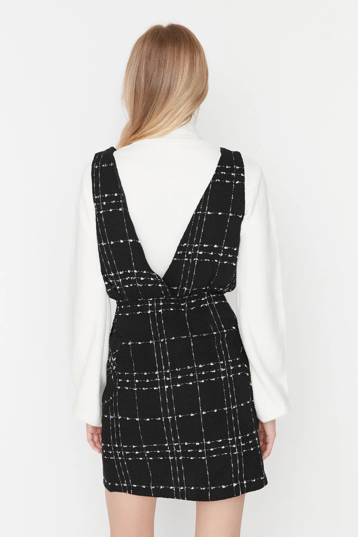 Trendyol Collection  Schwarzes gewebtes Mini-Westenkleid mit V-Ausschnitt TWOAW21EL0319