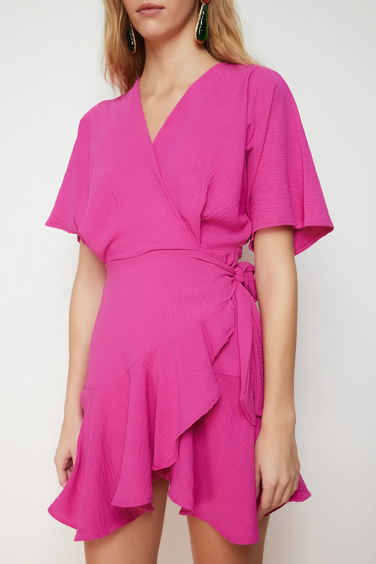 Trendyol Collection  Rosafarbenes, zweireihiges Mini-Webkleid mit Volants TWOSS24EL00342