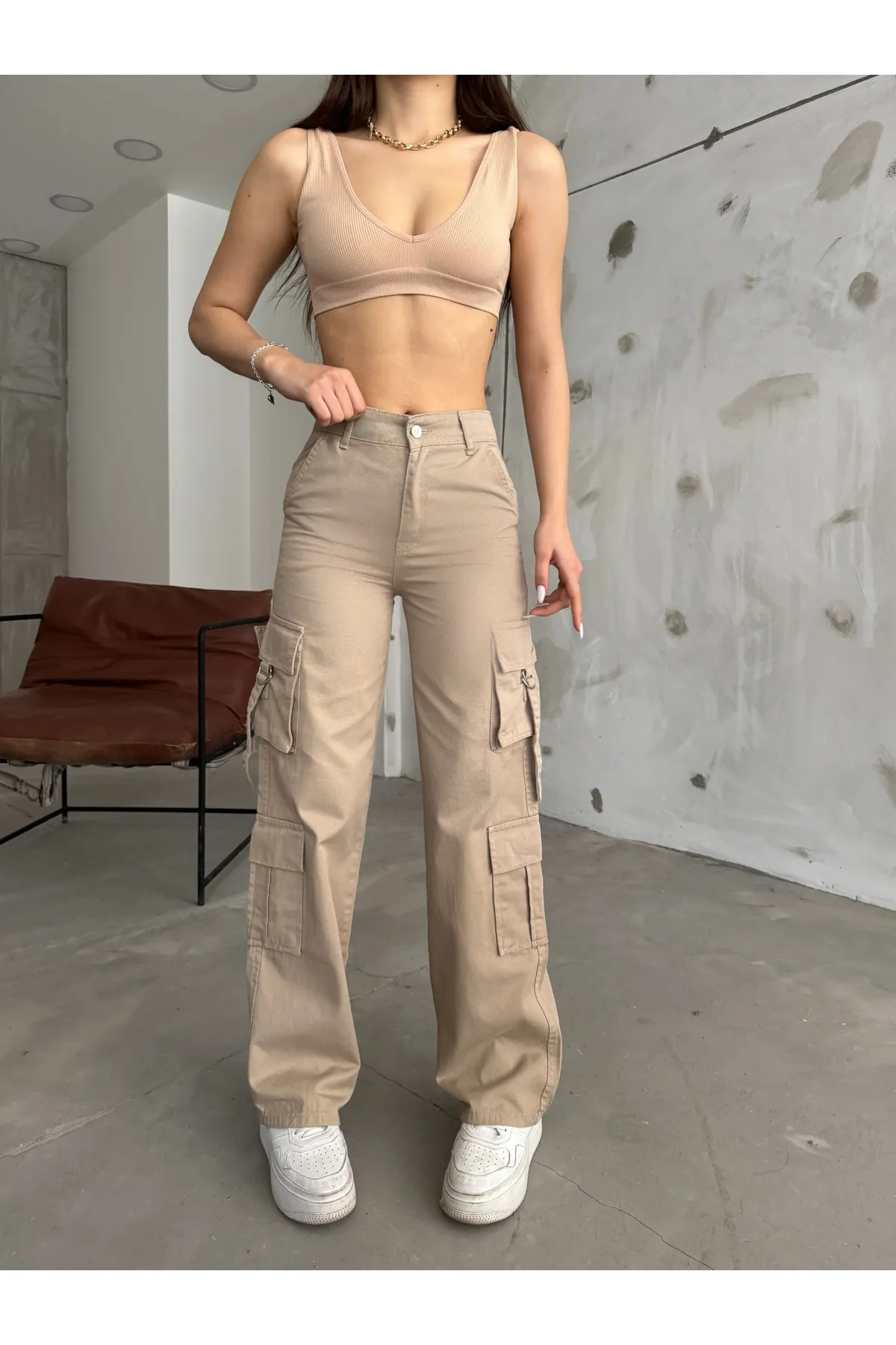 BİKELİFE  Beigefarbene Cargohose mit hoher Taille und mehreren Taschen und weitem Bein