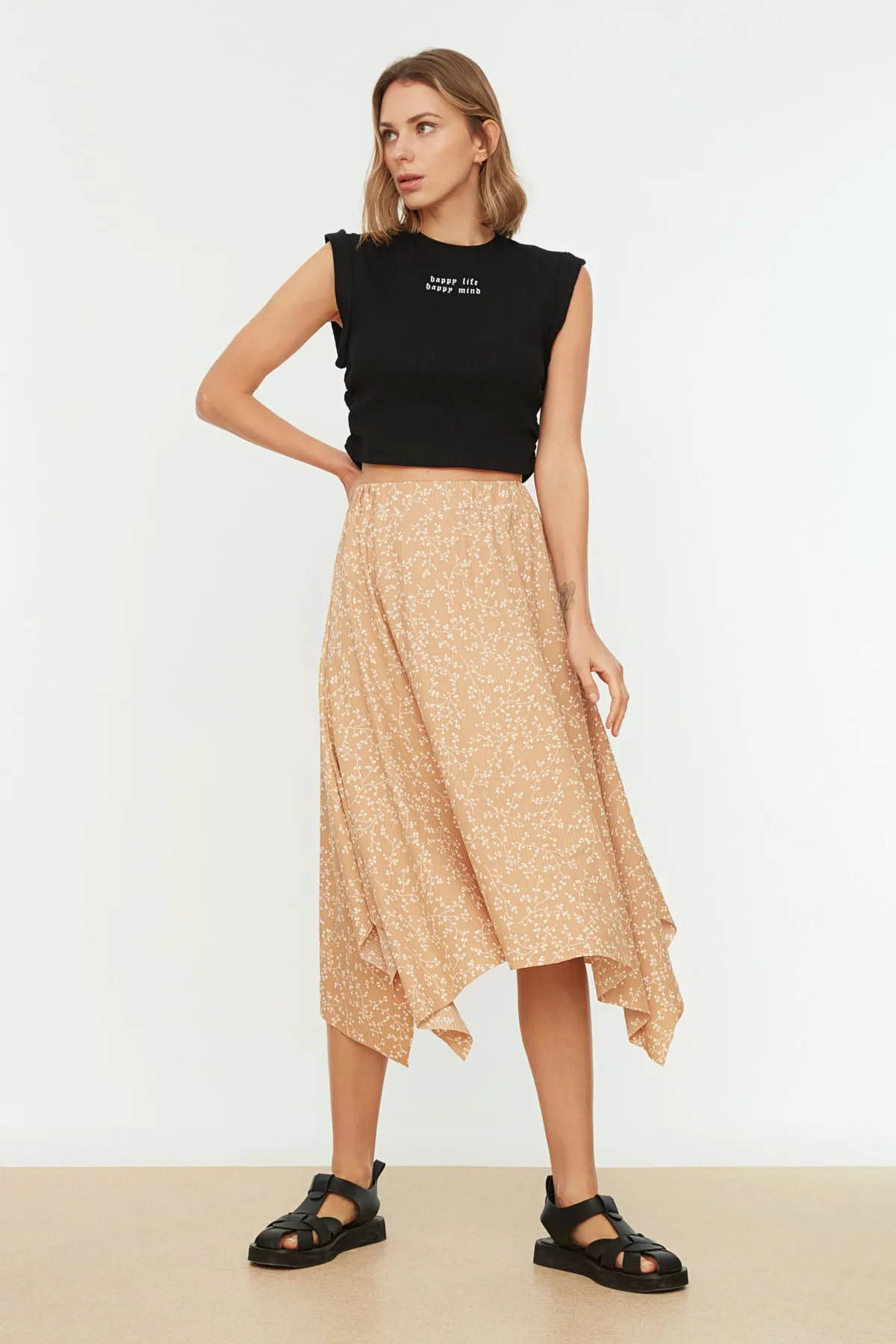 Trendyol Collection  Kamel gemusterter asymmetrischer Midi-Stretch-Strickrock mit Volant und hoher Taille TWOAW20ET0442