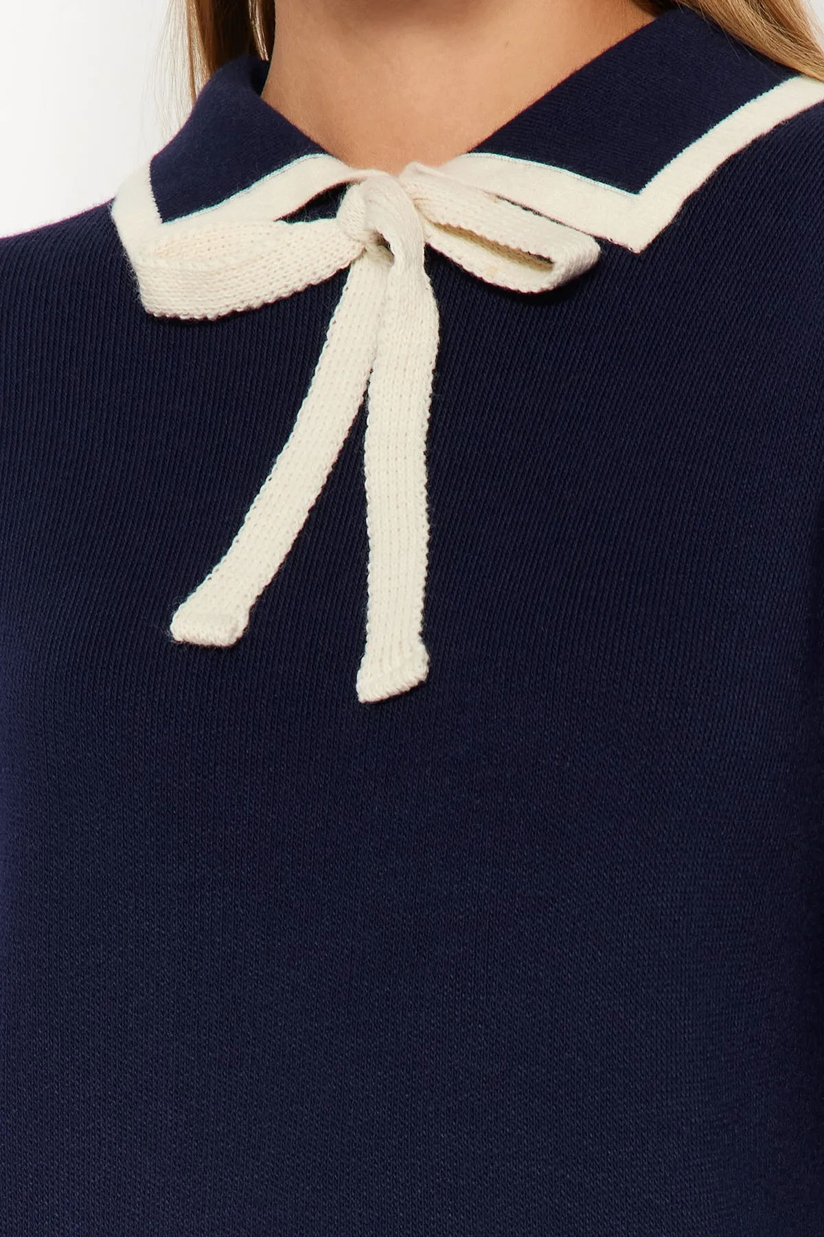 Trendyol Modest  Marineblauer, detaillierter Strickpullover mit Kragen TCTAW24AK00053