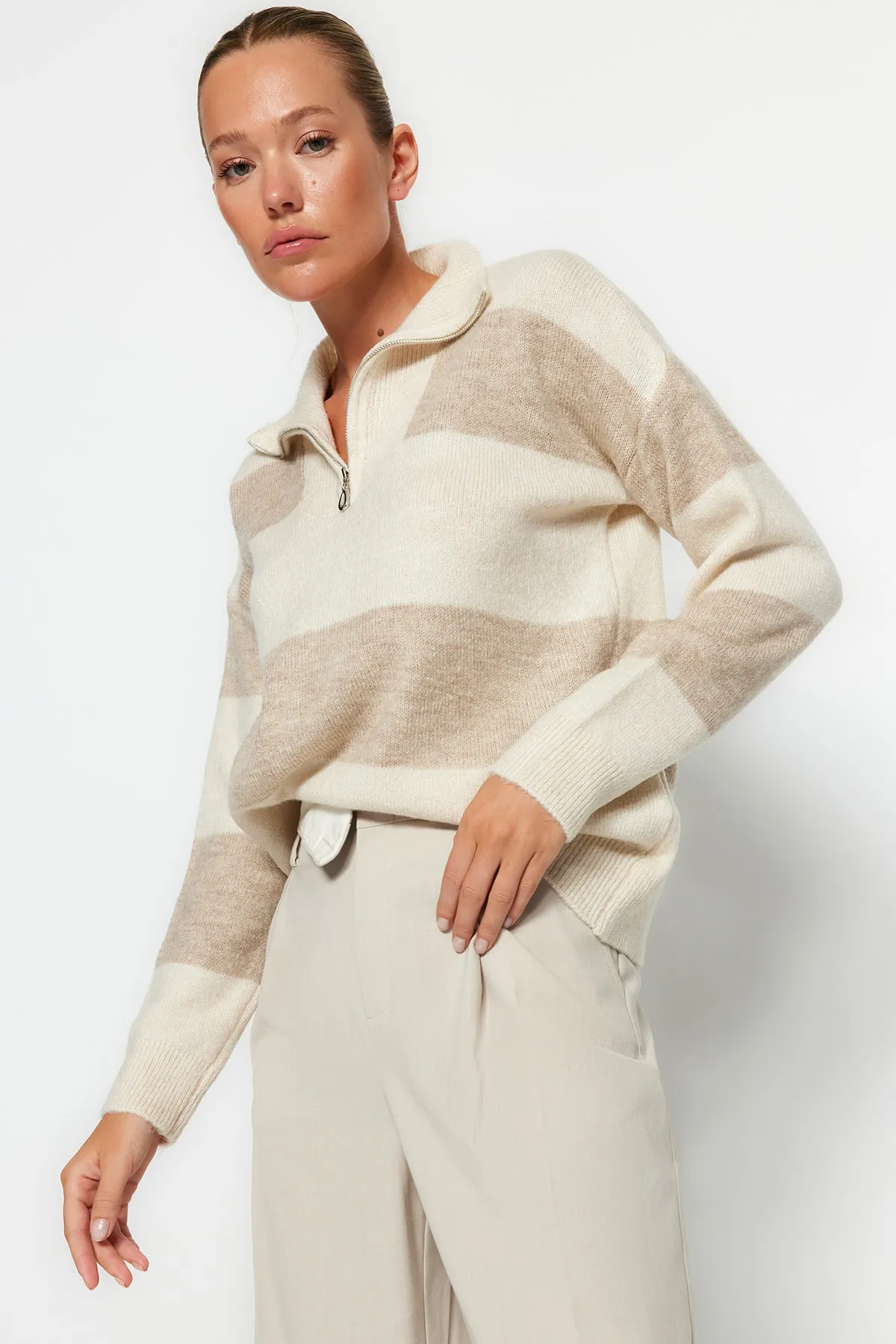 Trendyol Collection  Beiger weich strukturierter Strickpullover mit Stehkragen und Reißverschluss TWOAW22KZ0424