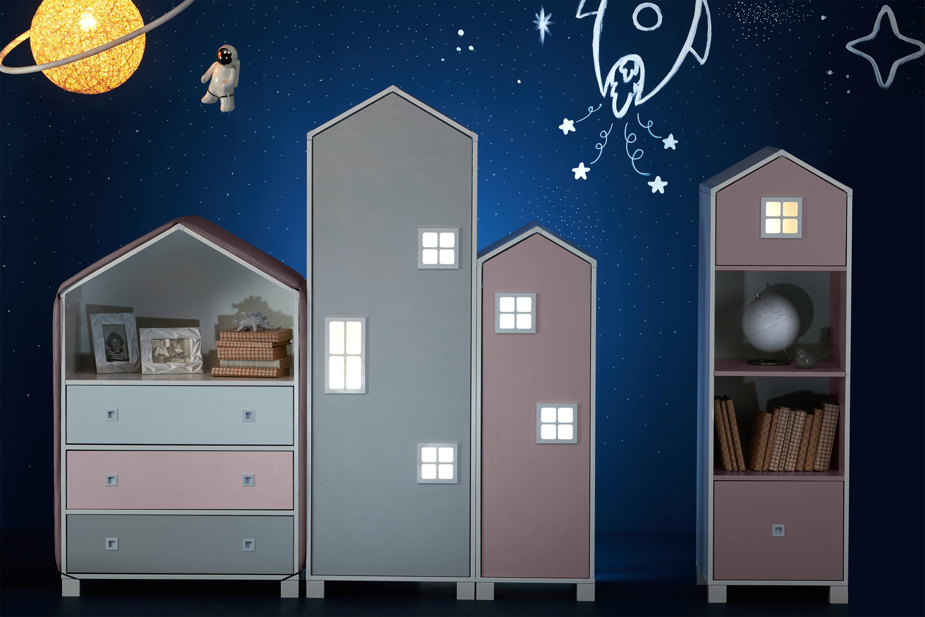 Konsimo Babyzimmer-Komplettset MIRUM Kindermöbel-Set Komplett-Kinderzimmer, (4-St., Komplett-Kinderzimmer), Kommode, Bücherregal, 2x Kleiderschrank