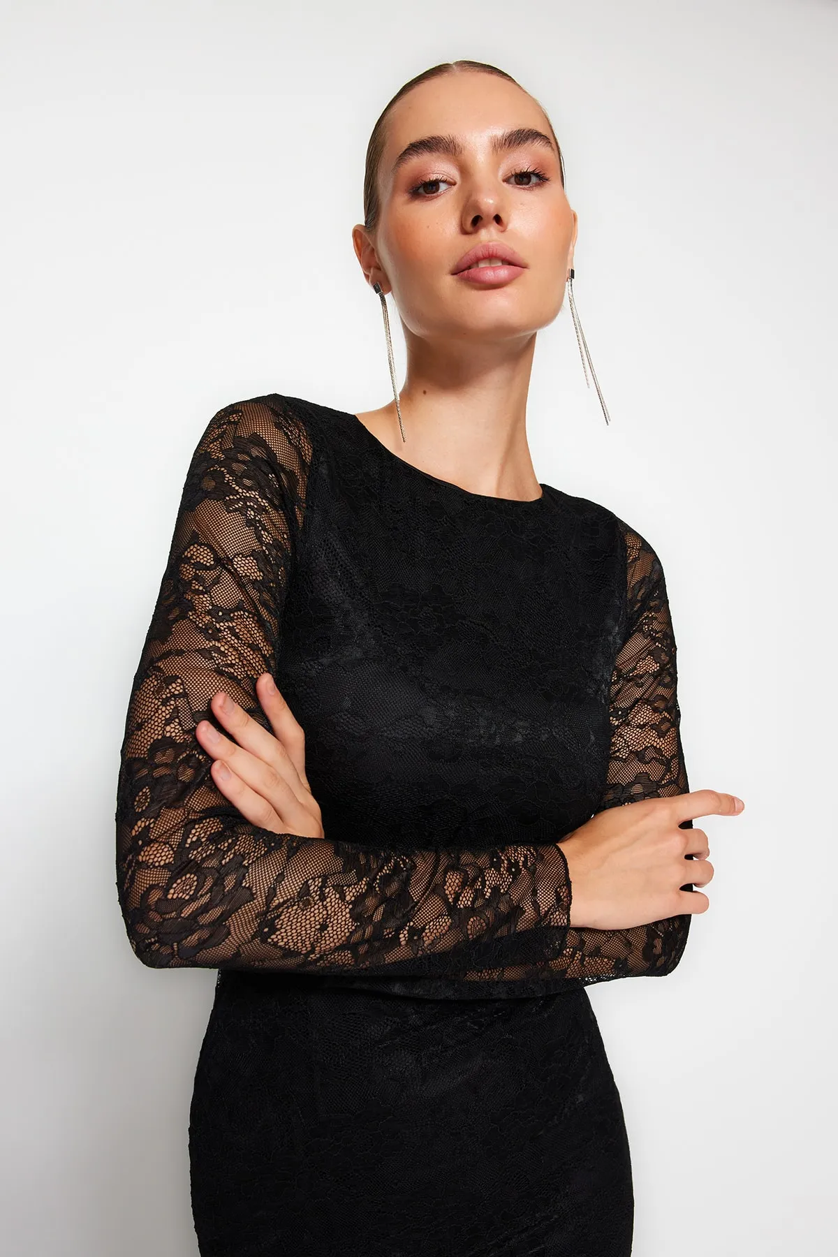 Trendyol Collection  Schwarzes, figurbetontes Mini-Strickkleid mit Spitze TWOAW24EL00328