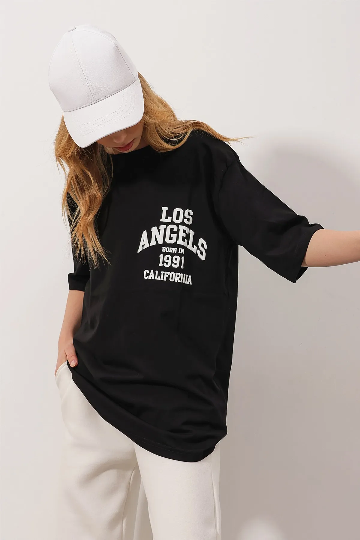 Trend Alaçatı Stili  Schwarzes bedrucktes Oversize-T-Shirt für Damen mit Rundhalsausschnitt ALC-X9560