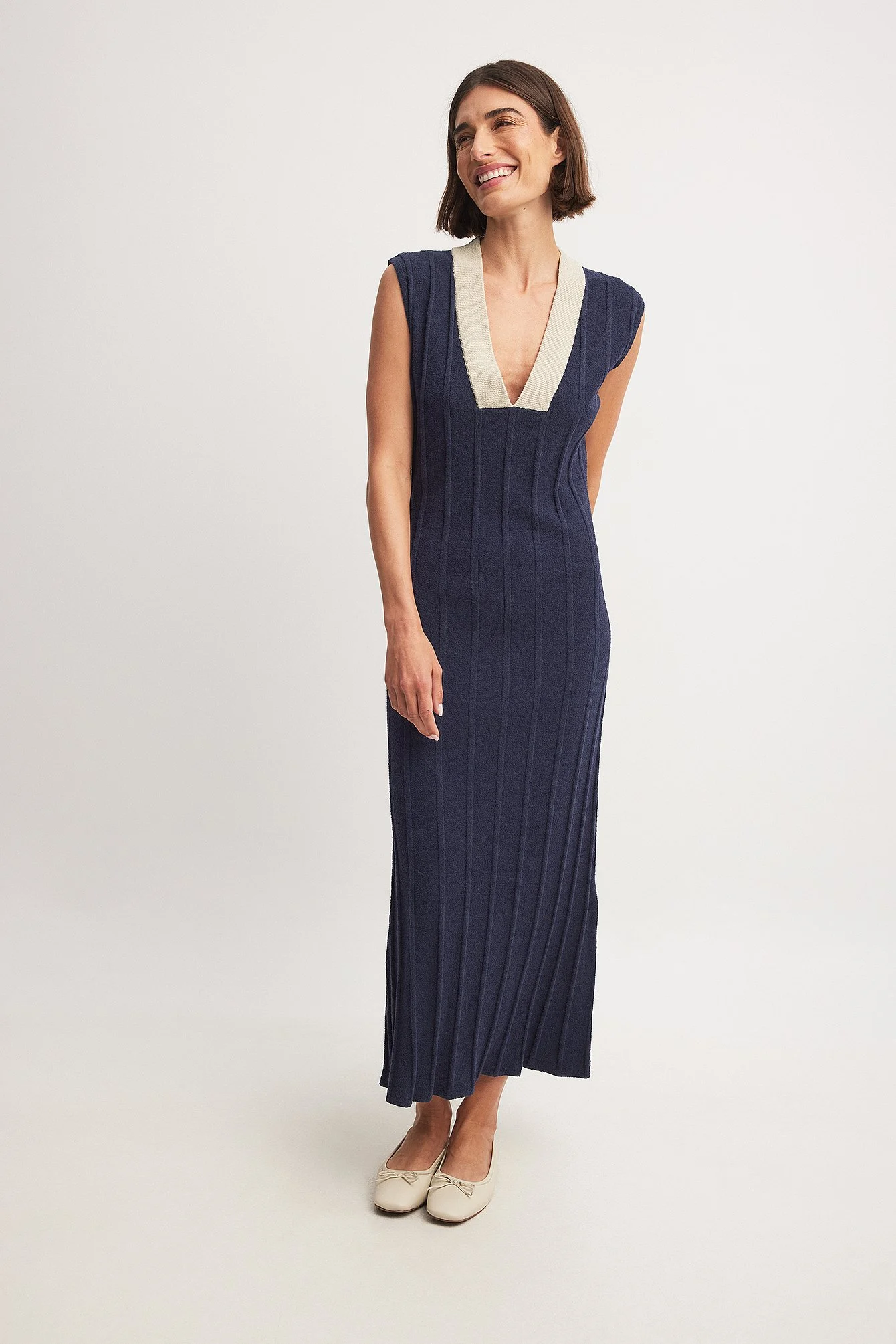Geripptes Strick-Midikleid mit V-Ausschnitt