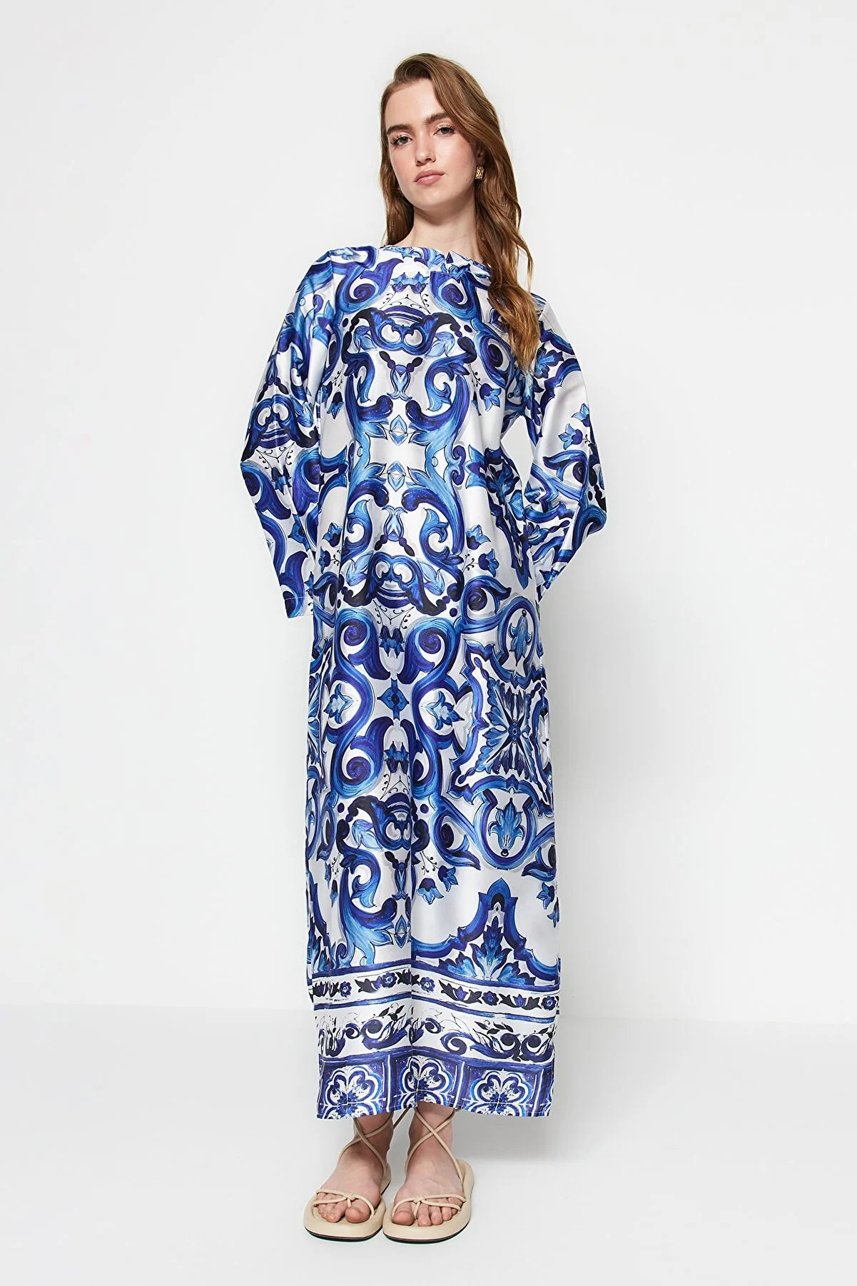 Trendyol Modest  Abendkleid mit ethnischem Muster und blauer Satinoberfläche TCTSS23DB00028