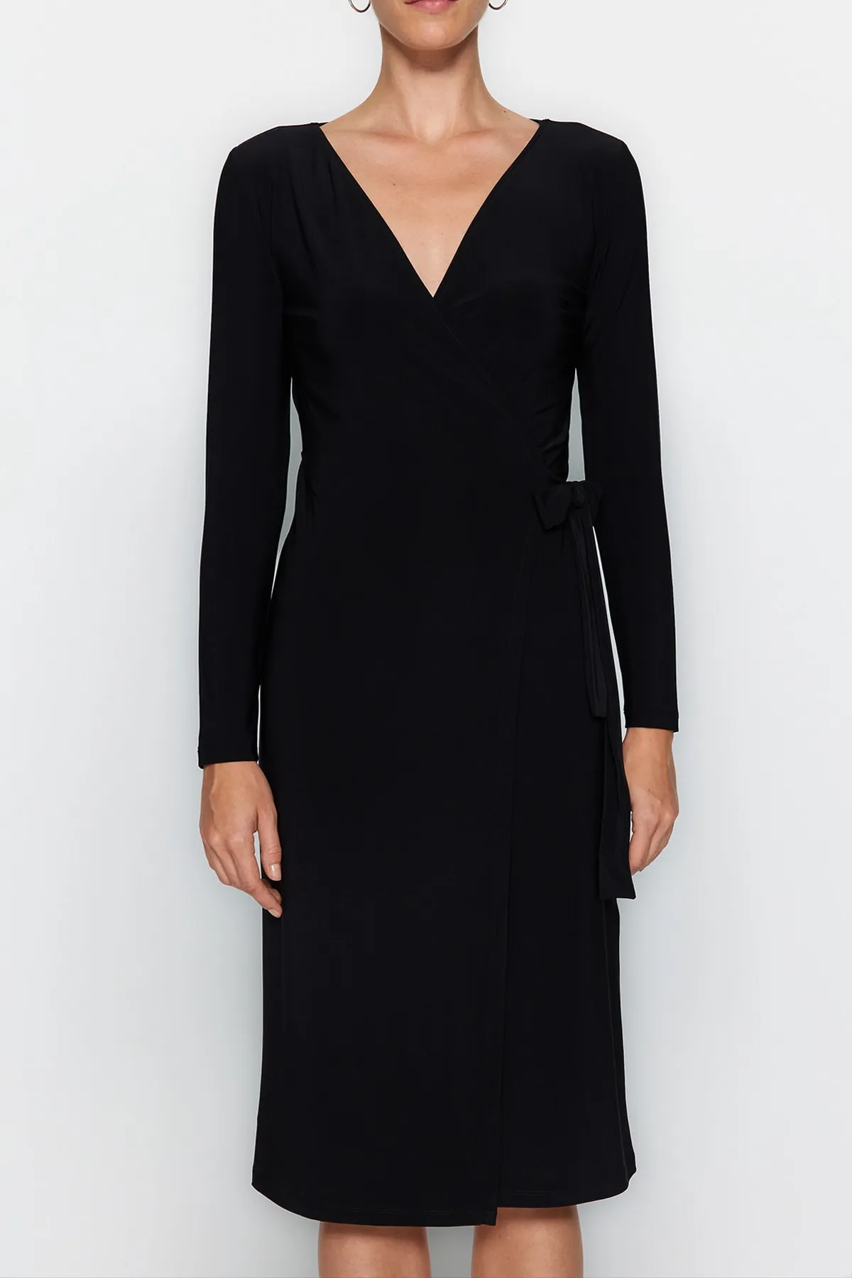 Trendyol Collection  Schwarzes, zweireihiges, figurbetontes Midi-Strickkleid mit Gürtel und Kragen TWOAW24EL00290