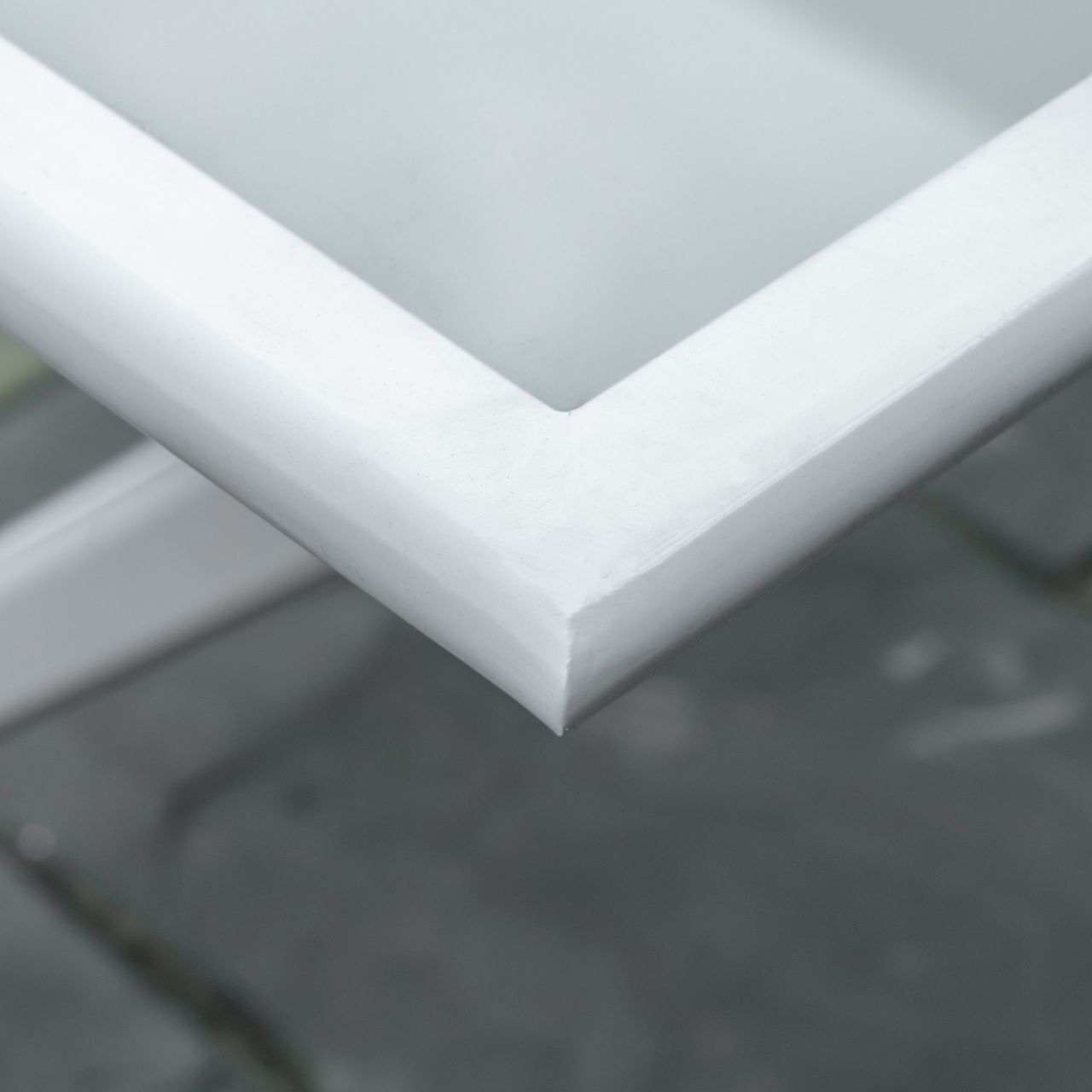 Outsunny Klapptisch Gartentisch mit Ø42mm Ø50mm Schirmloch Falttisch klappbar Beistelltisch Balkontisch Picknicktisch Esstisch Metall gehärtetes Glas Weiß 110 x 70 x 70 cm
