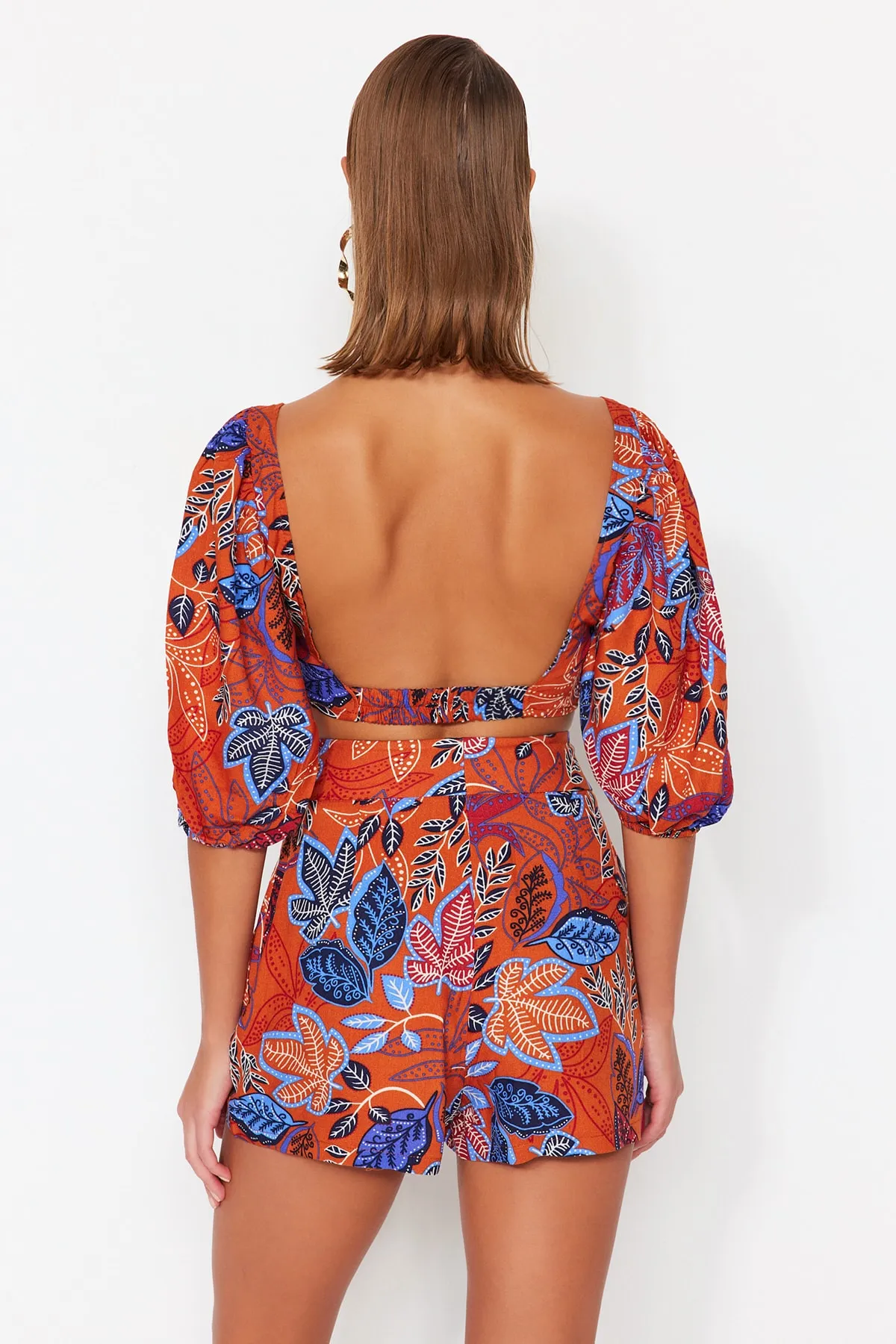Trendyol Collection  Gewebtes Accessoire-Set mit Bluse und Shorts mit Blumendruck TBESS23AU00018
