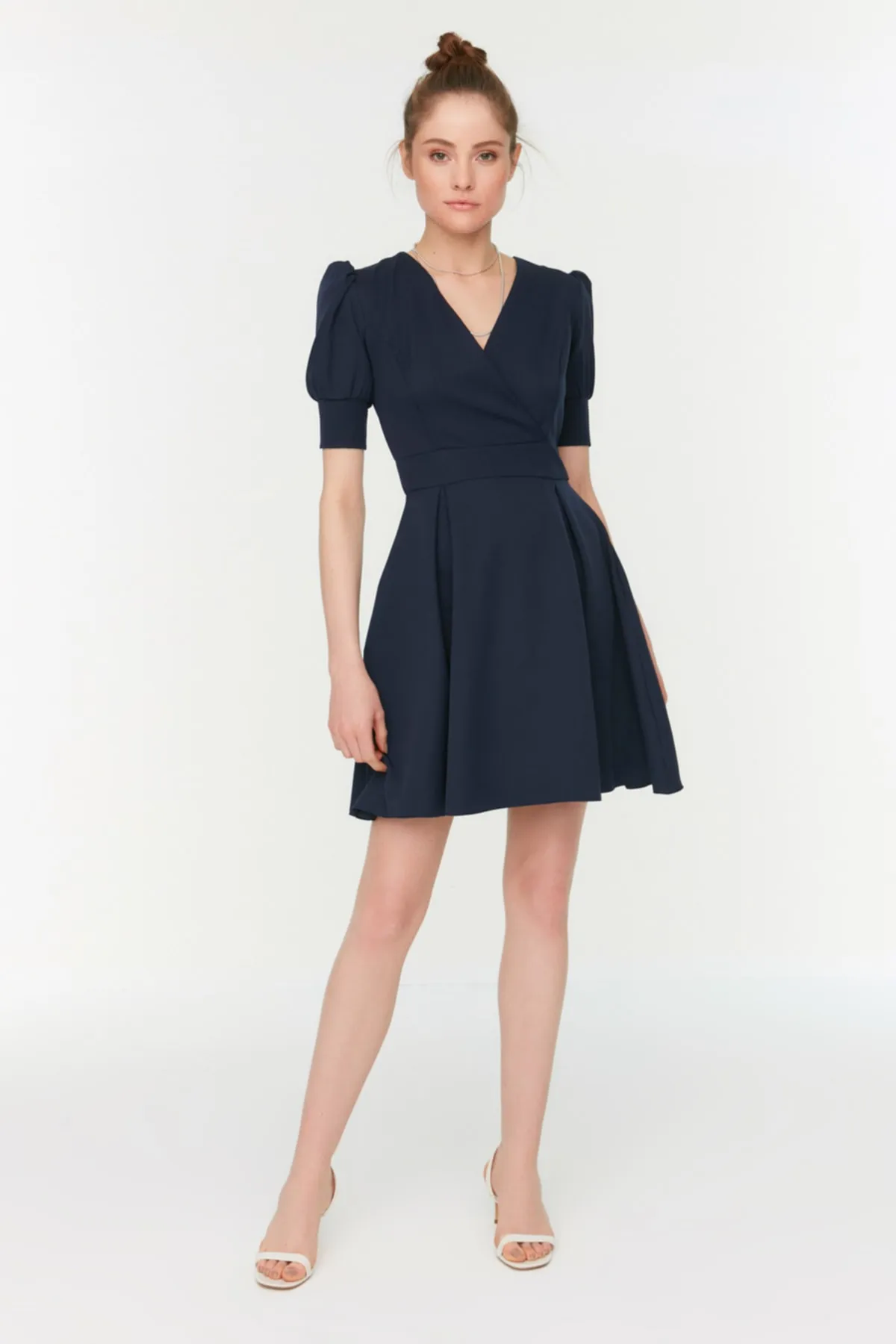 Trendyol Collection  Marineblaues Mini-gefüttertes, zweireihiges, gewebtes Kleid mit Taillenöffnung und plissiertem Kragen TWOSS20EL1639