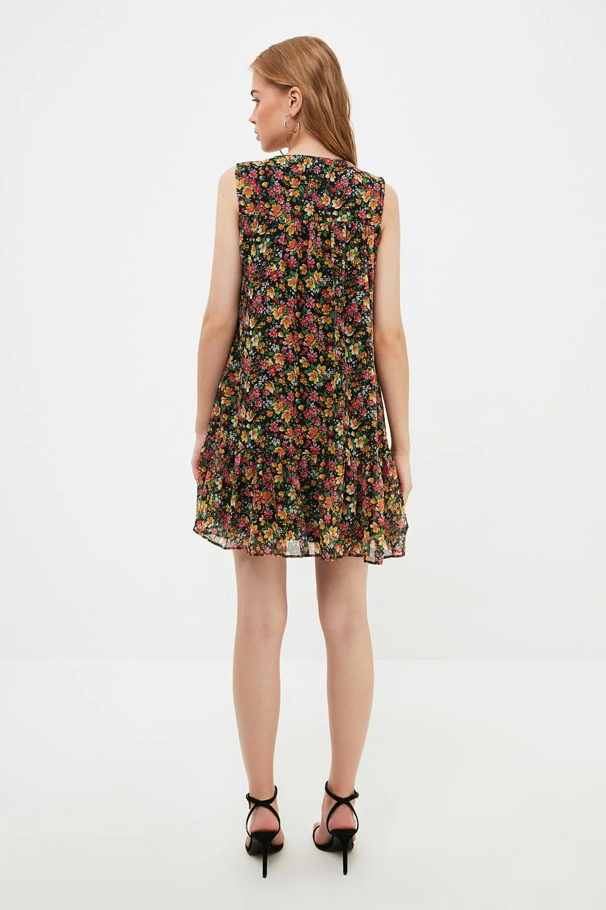 Trendyol Collection  Mehrfarbiges, weit geschnittenes, gewebtes Kleid mit Blumenmuster TWOSS20EL2329