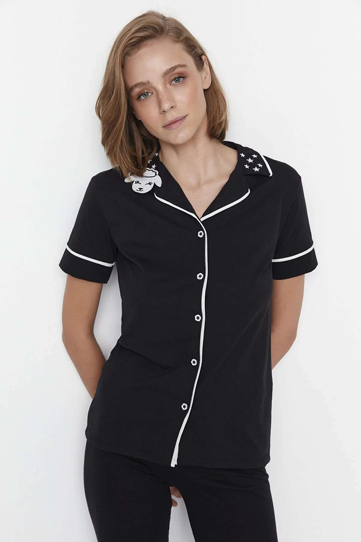 Trendyol Collection  Schwarzes Slim-Fit-Hemd-Hose-Strick-Pyjama-Set mit Lammkragen und Baumwollkragen THMAW22PT0704