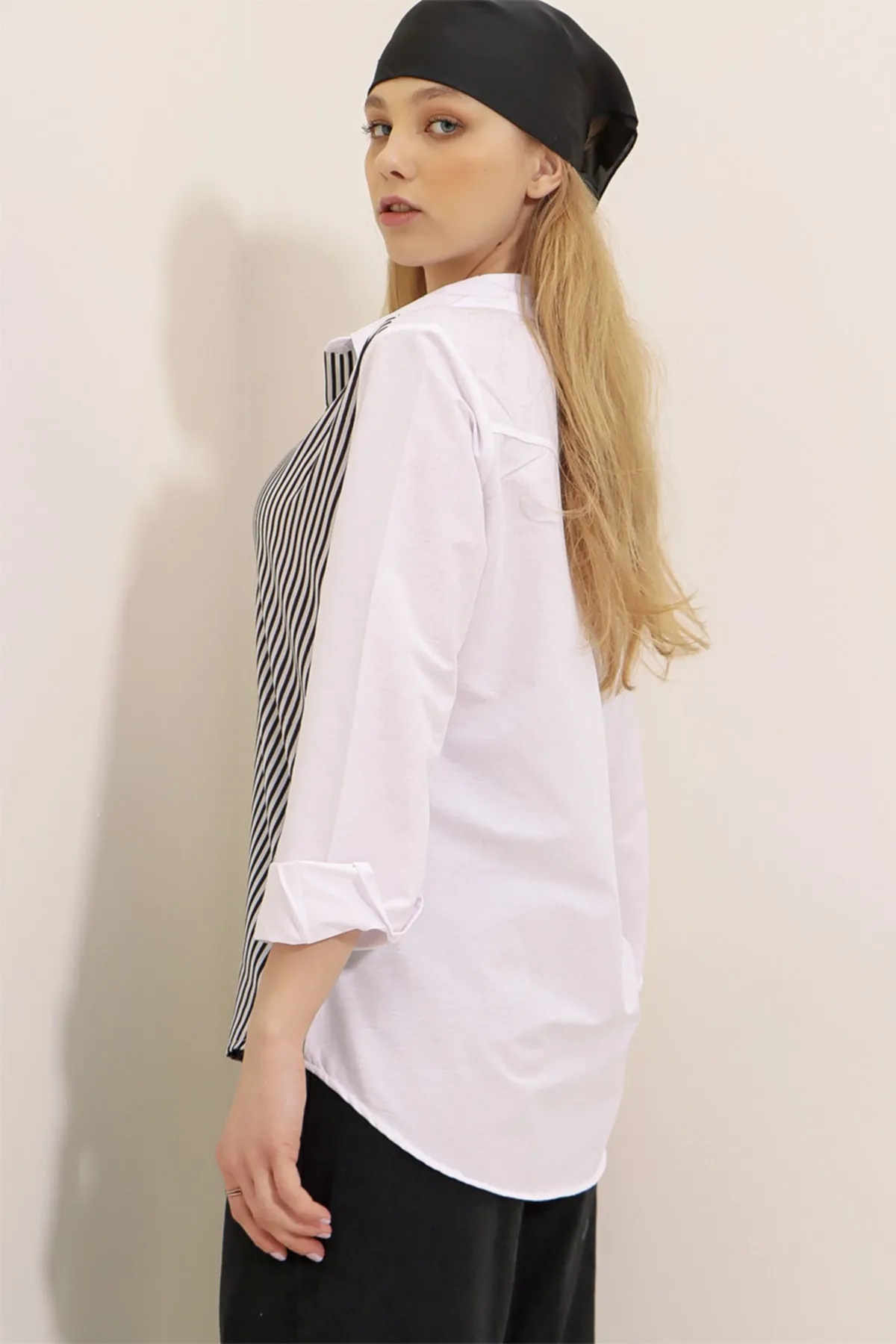 Trend Alaçatı Stili  Schwarz-weißes gewebtes Hemd mit Blockstreifen für Damen ALC-X8149