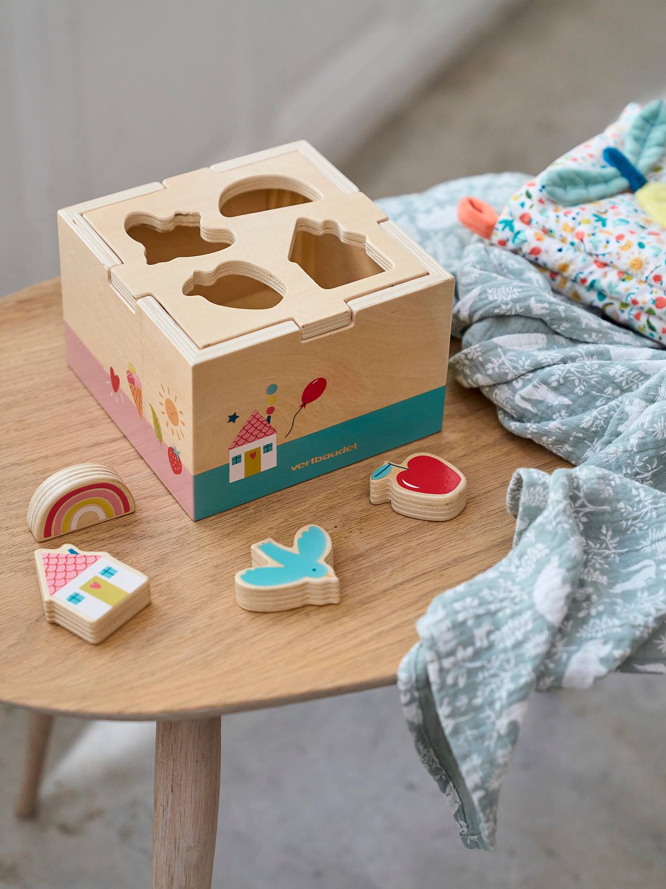 Boite des formes à encastrer CROQUE LA VIE en bois FSC® rouge