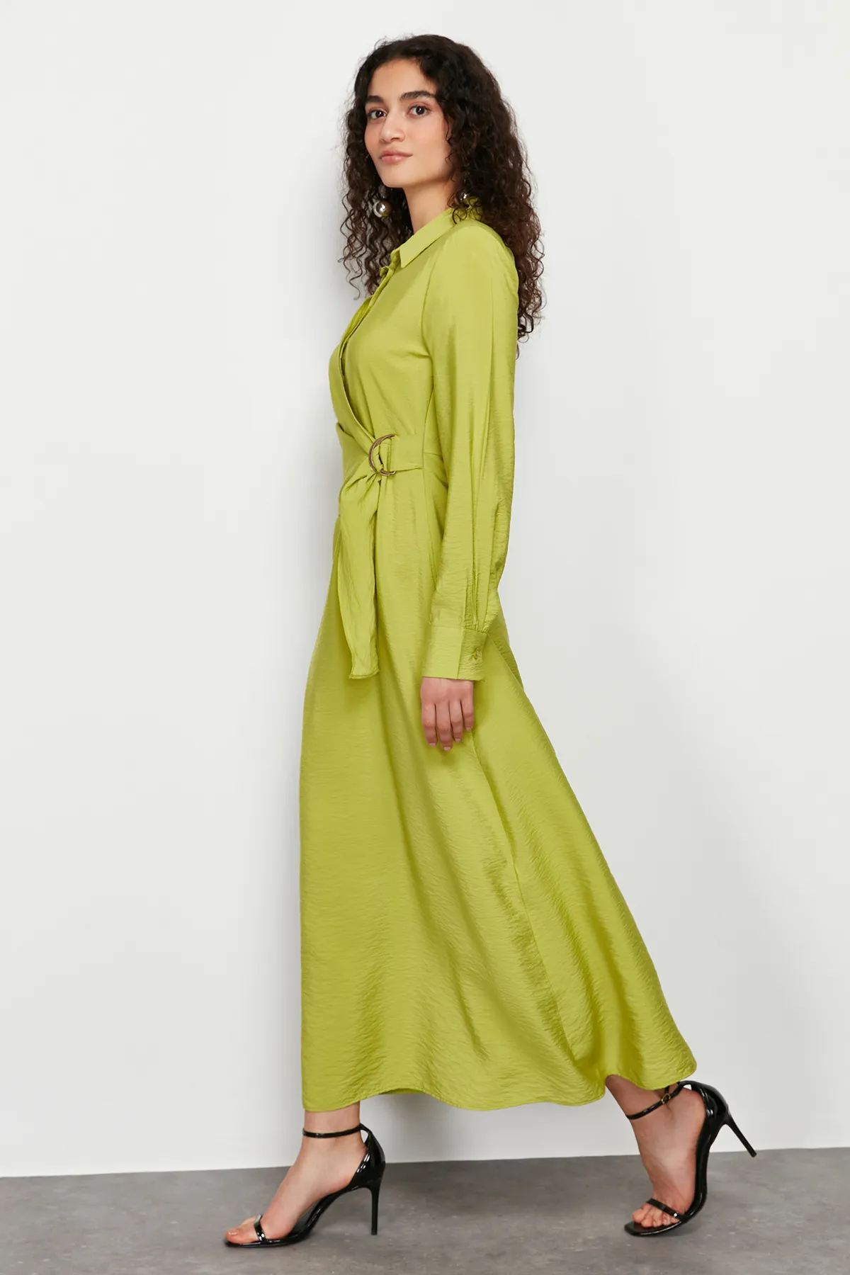 Trendyol Modest  Grünes, gewebtes Kleid mit Hemdkragen und Taillenband und detailliertem Ausschnitt TCTSS24EB00159