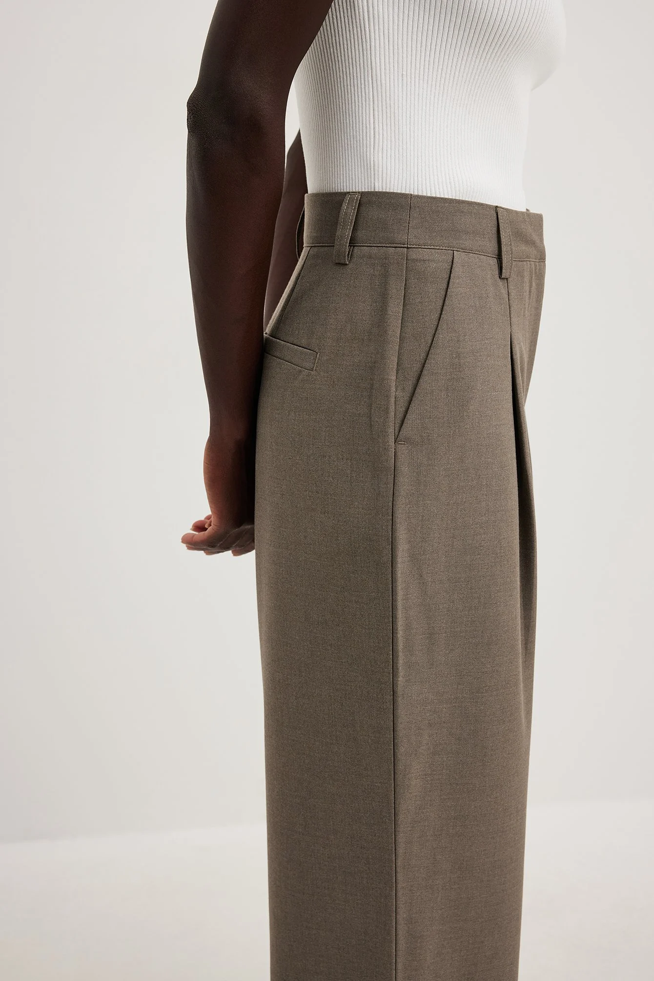 Melange-Anzughose mit hoher Taille und Bundfalten