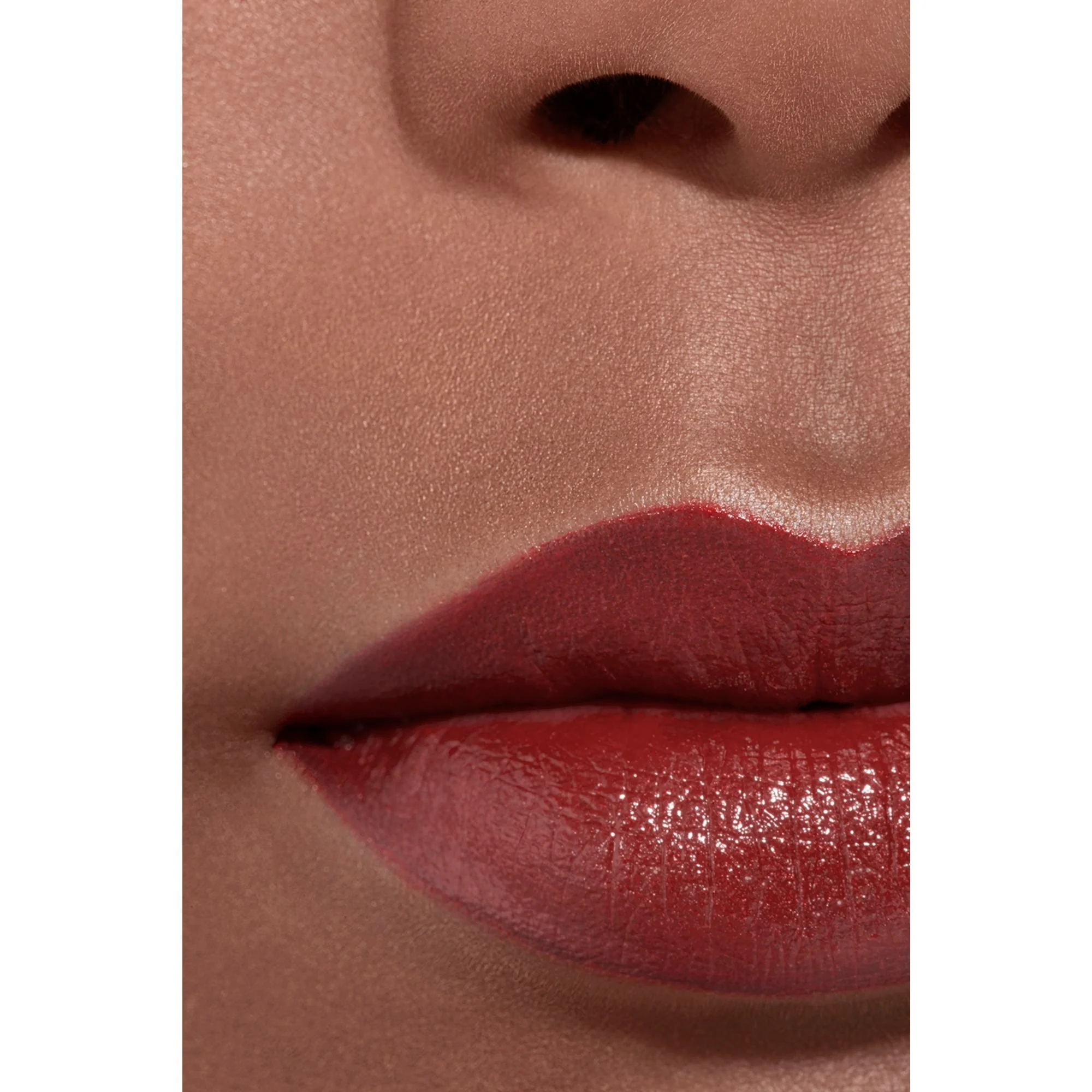 ROUGE ALLURE L'EXTRAIT - LA BARRA DE LABIOS DE ALTA INTENSIDAD CON EXTRACTO DE LUZ Y CUIDADO. RECARGABLE.