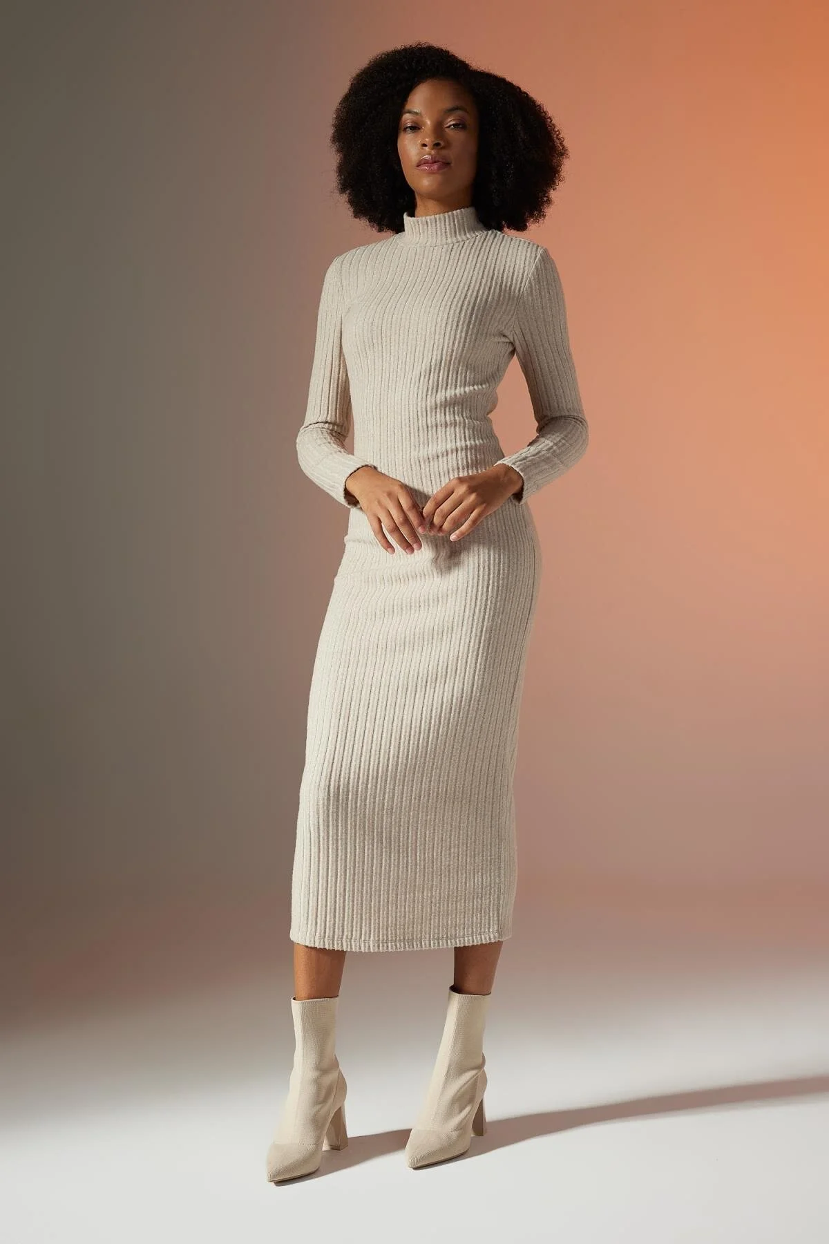 DeFacto  Figurbetontes Maxikleid mit halbem Rollkragen und langen Ärmeln B8602ax23wn