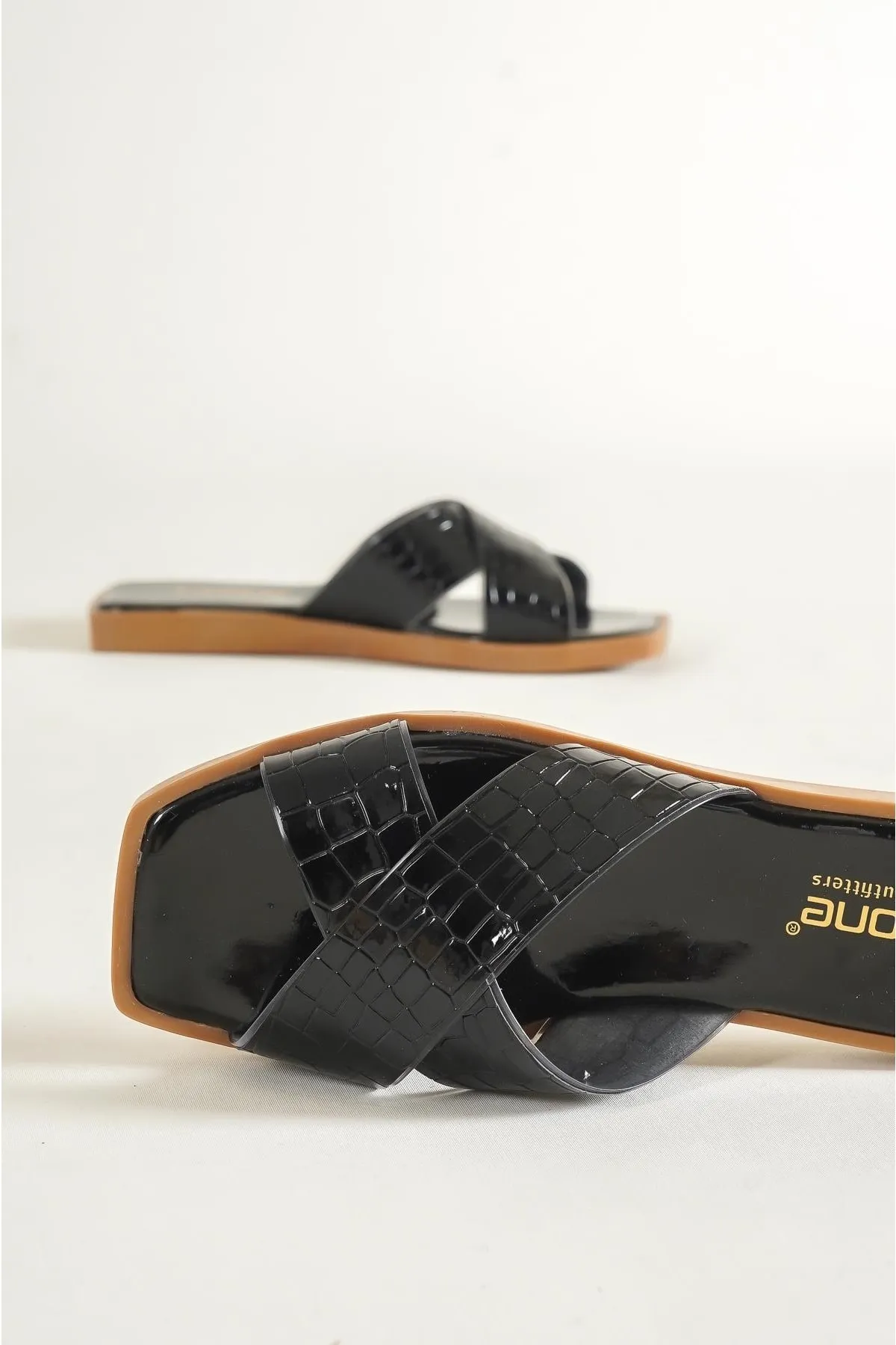 Capone Outfitters  Capone Cross Transparente Riemenpantoffeln