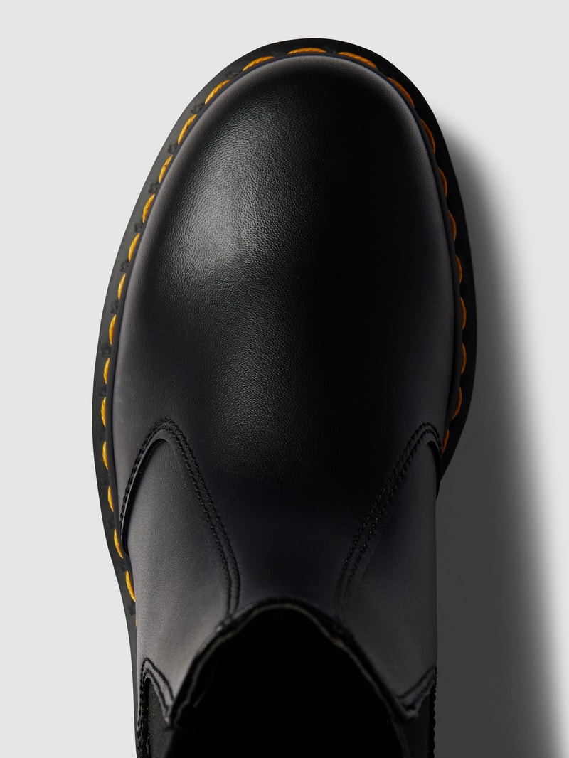Chelsea Boots in Leder-Optik in schwarz