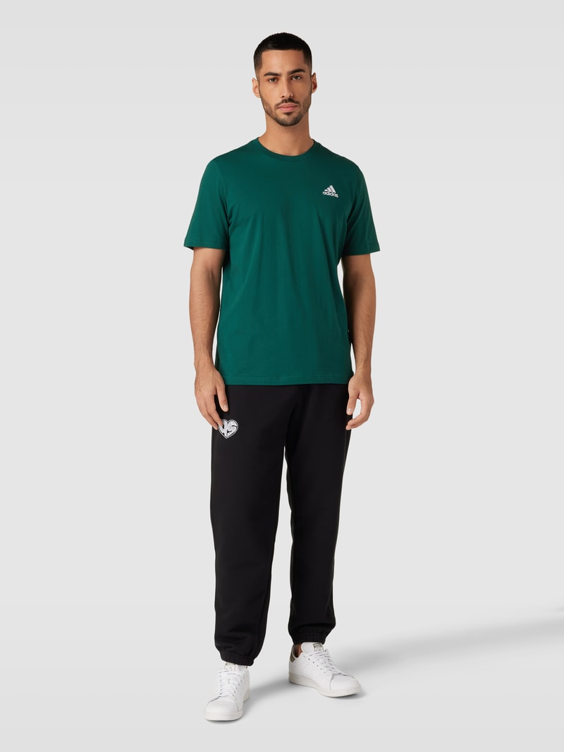 T-Shirt mit Label-Stitching in dunkelgrün
