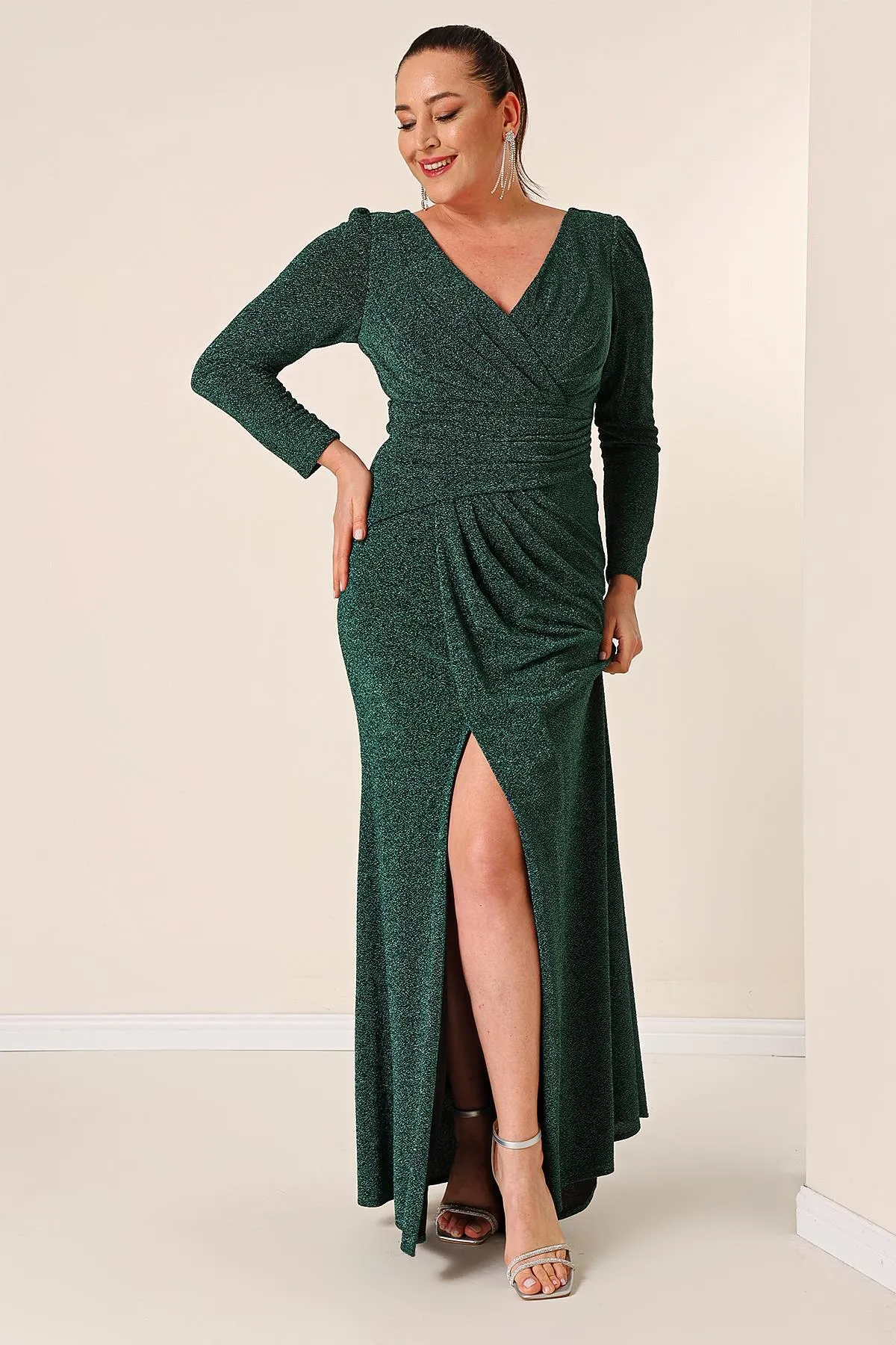 By Saygı  Zweireihiges, drapiertes, langärmliges, glitzerndes, langes Kleid aus gestricktem Stoff mit Ausschnitt vorne und langem Kleid in Übergröße