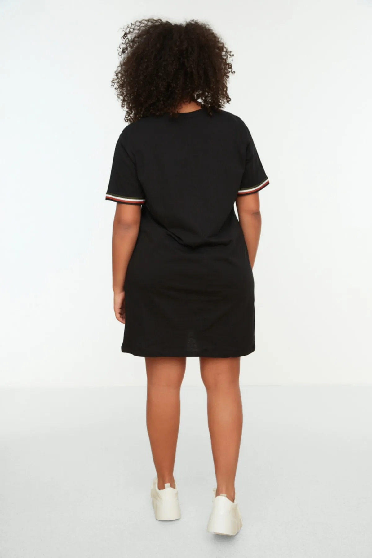 Trendyol Curve  Schwarzes gestricktes T-Shirt-Kleid mit Rundhalsausschnitt TBSSS22EL1591