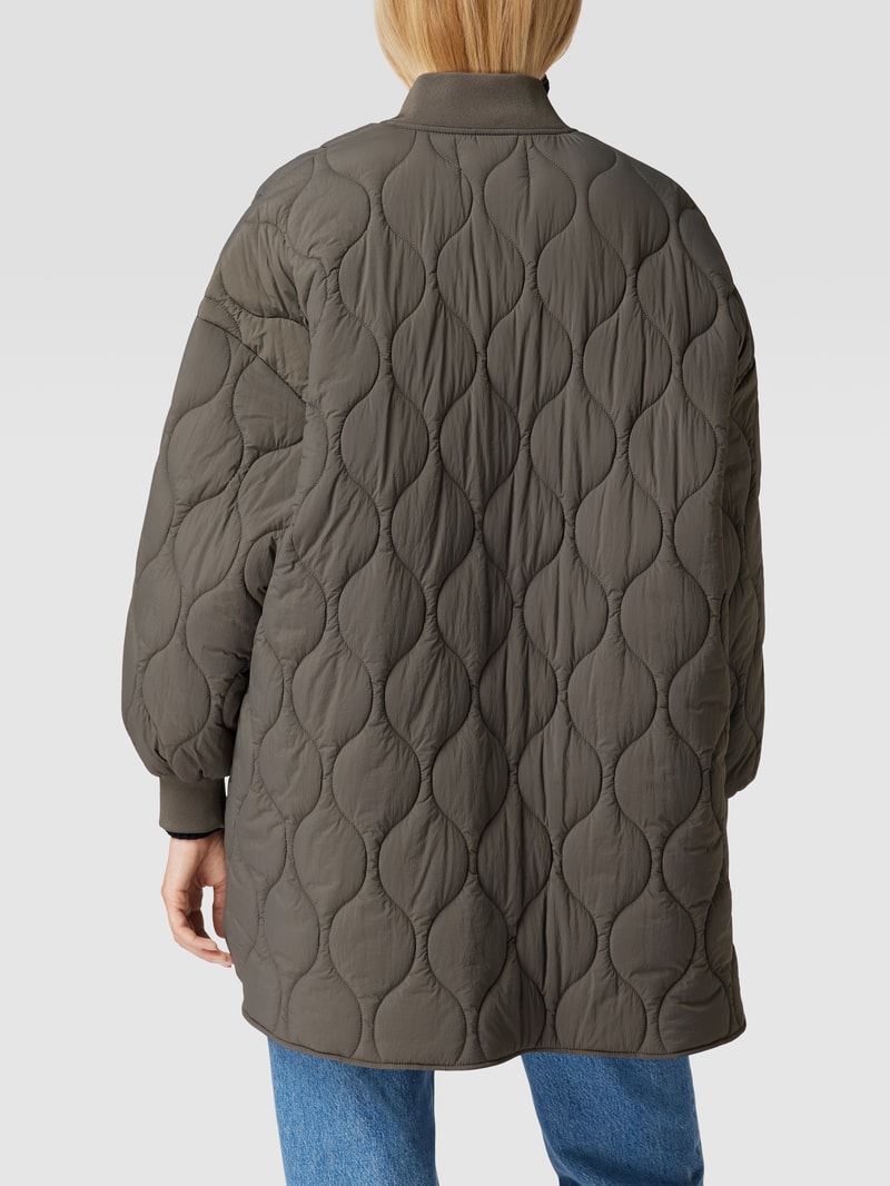 Steppjacke mit seitlichen Eingrifftaschen in mittelgrau